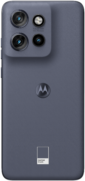 Egy sötétlila Motorola telefon hármas kamerával és Pantone színmintával az alján.