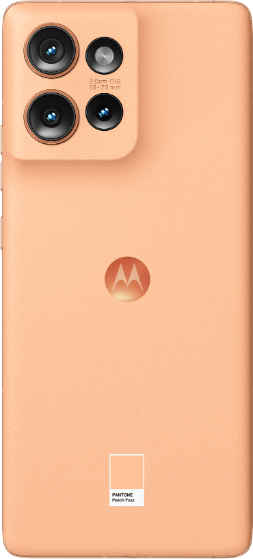 Őszibarack színű Motorola telefon hátulja kamerákkal és logóval.