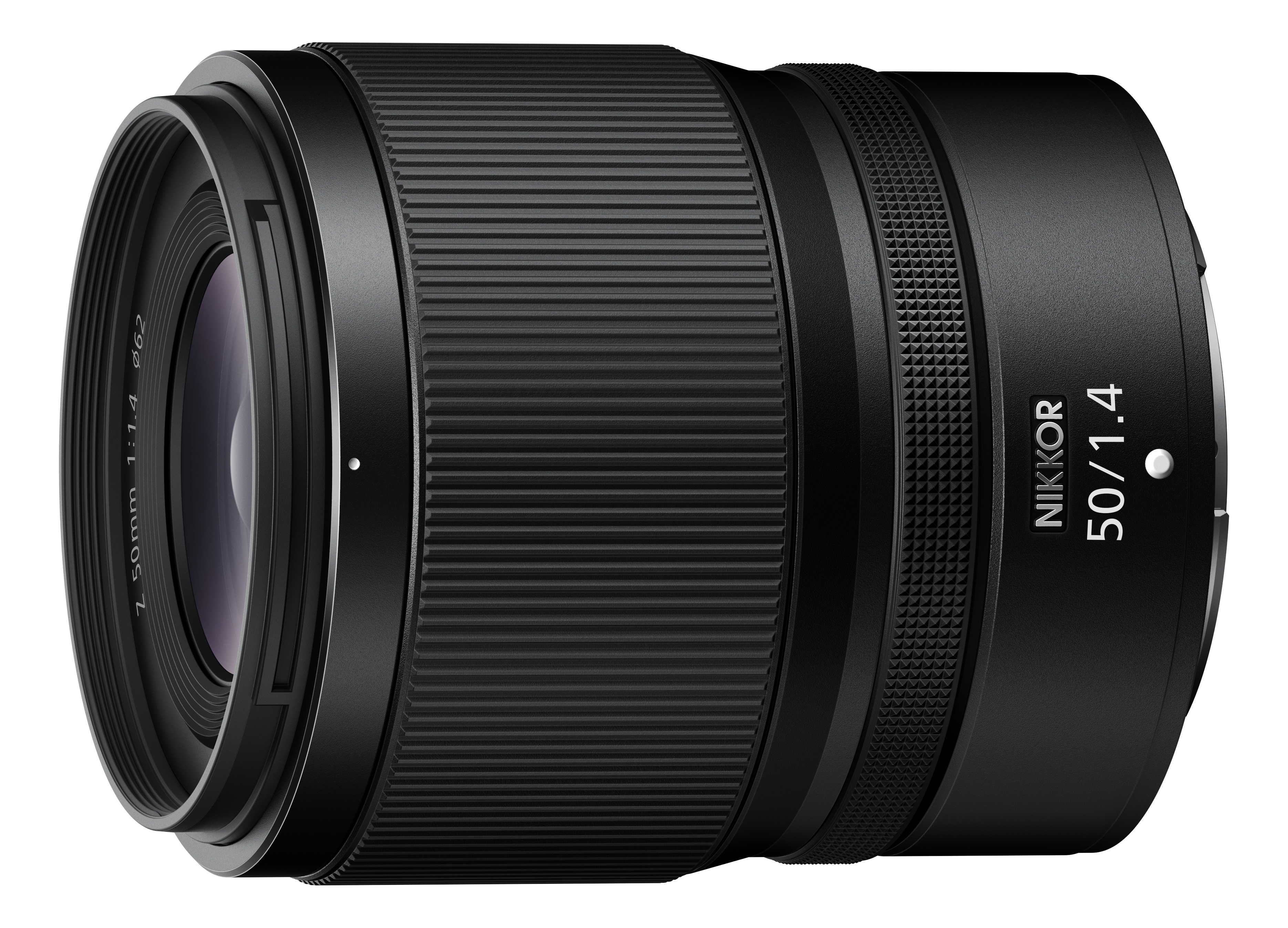 Ein schwarzes Nikkor 50mm f/1.4 Objektiv mit gerippter Textur. Das Objektiv vor weißem Hintergrund.