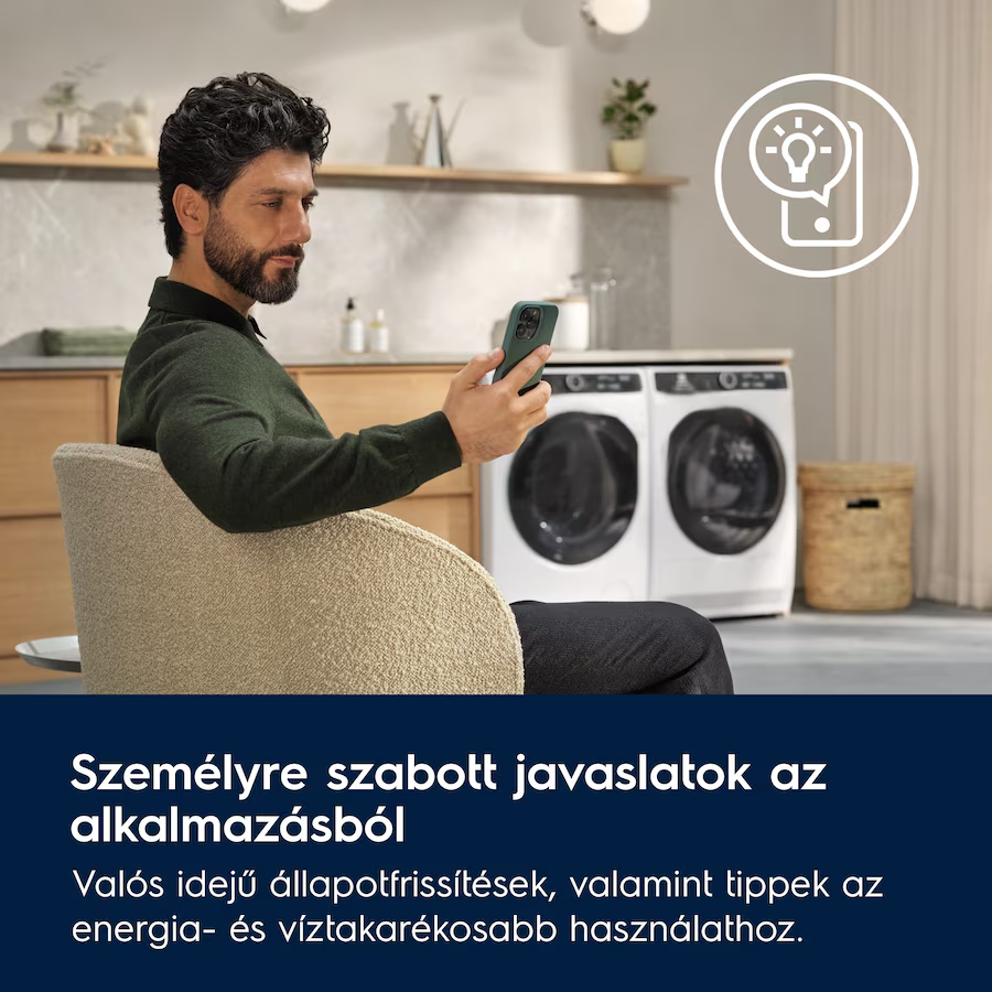 Ülő férfi, telefont használ. Szöveg: személyre szabott tanácsok, energia tippek.
