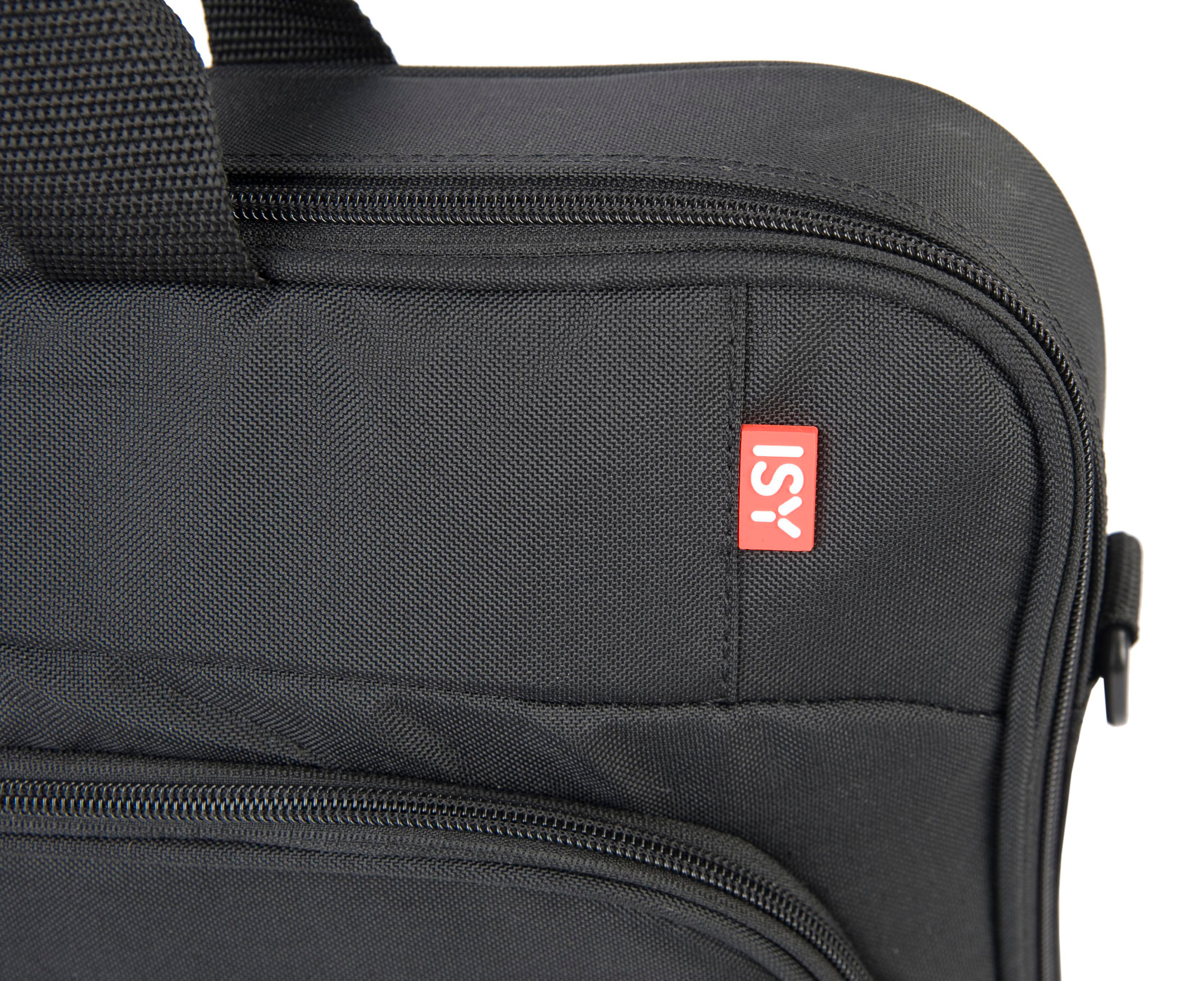 Nahaufnahme einer schwarzen Reisetasche mit einem roten ISY-Anhänger.