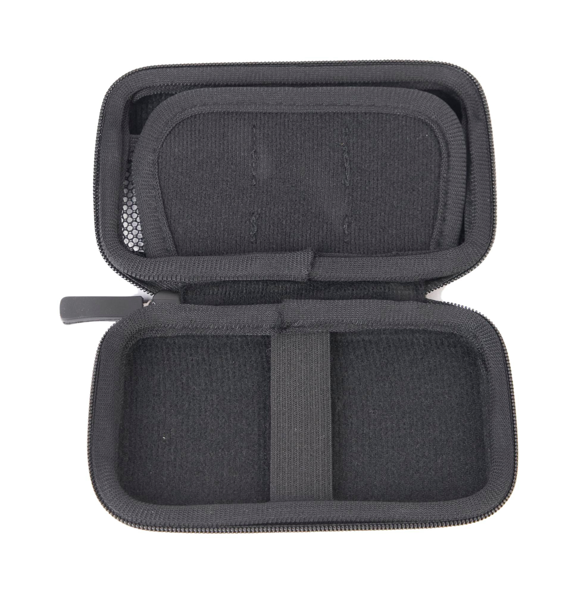 Schwarzes Etui mit Reißverschluss, offen, um zwei Fächer freizugeben. Innen schwarzer Stoff und Riemen.