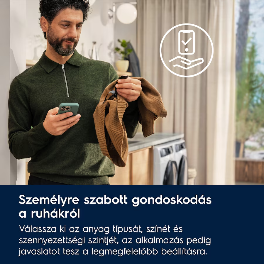 Férfi telefont és pulóvert tart, egy kéz ruhadarabot ellenőrző grafikájával.