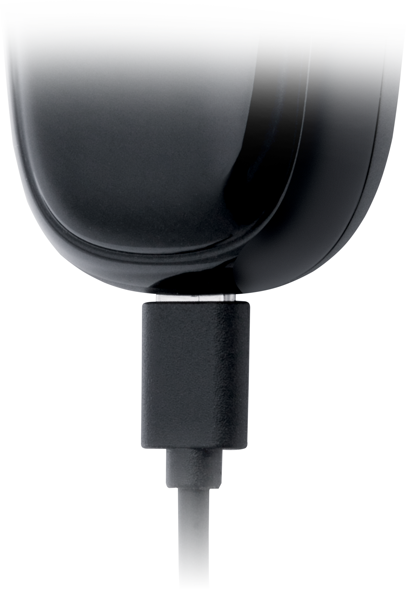 Fekete eszköz töltőporttal és fekete USB-C csatlakozóval. Fekete háttér.
