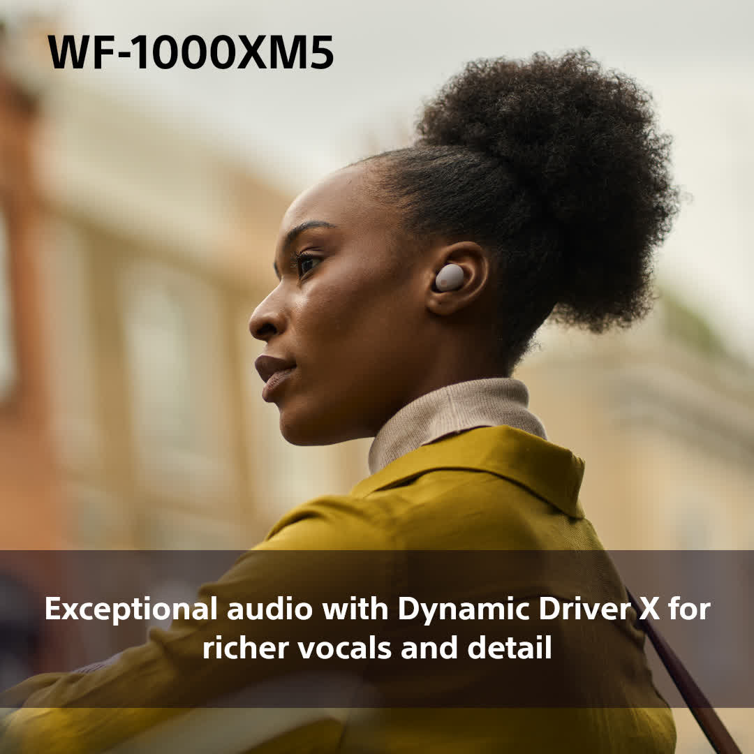 Donna con auricolari, nome prodotto WF-1000XM5 e testo pubblicitario.