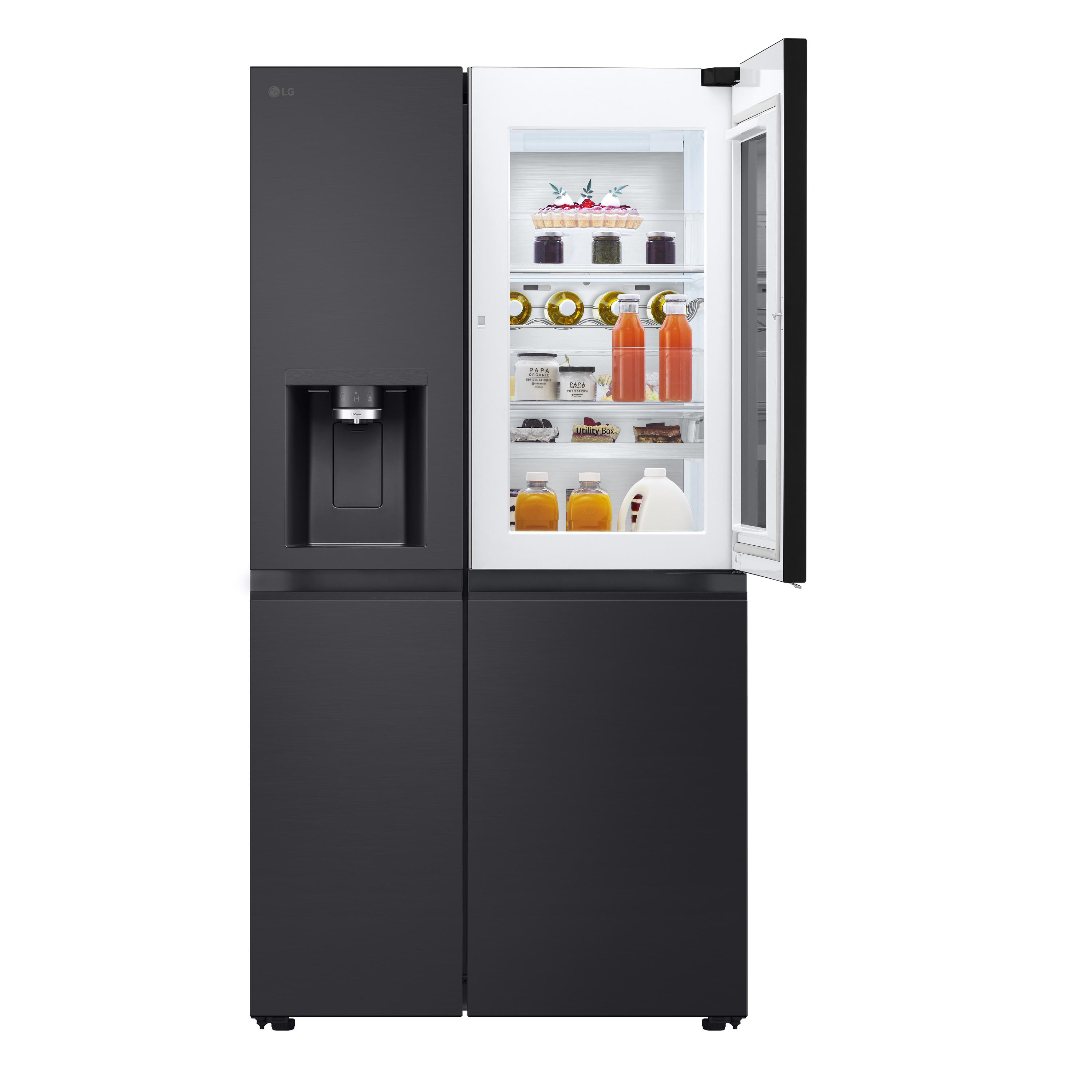 Ein schwarzer LG-Kühlschrank mit zwei offenen Türen, die den Innenraum zeigen.