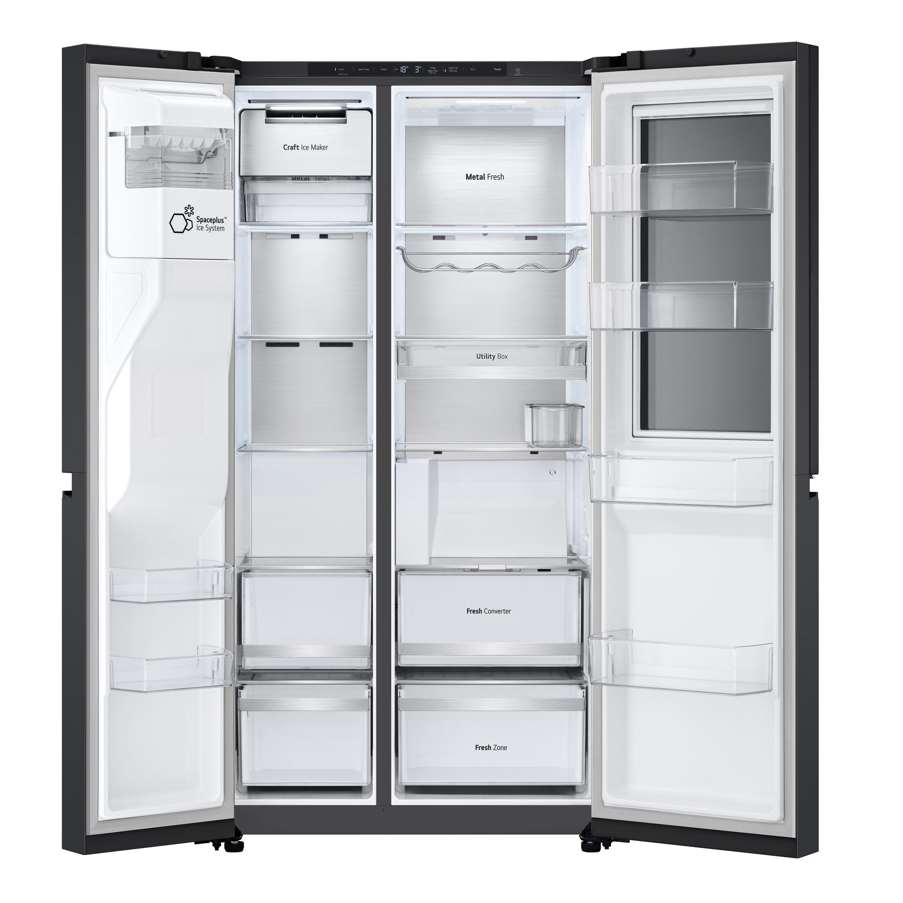 Offener schwarzer Kühlschrank mit vielen Regalen und Schubladen voller Essen.