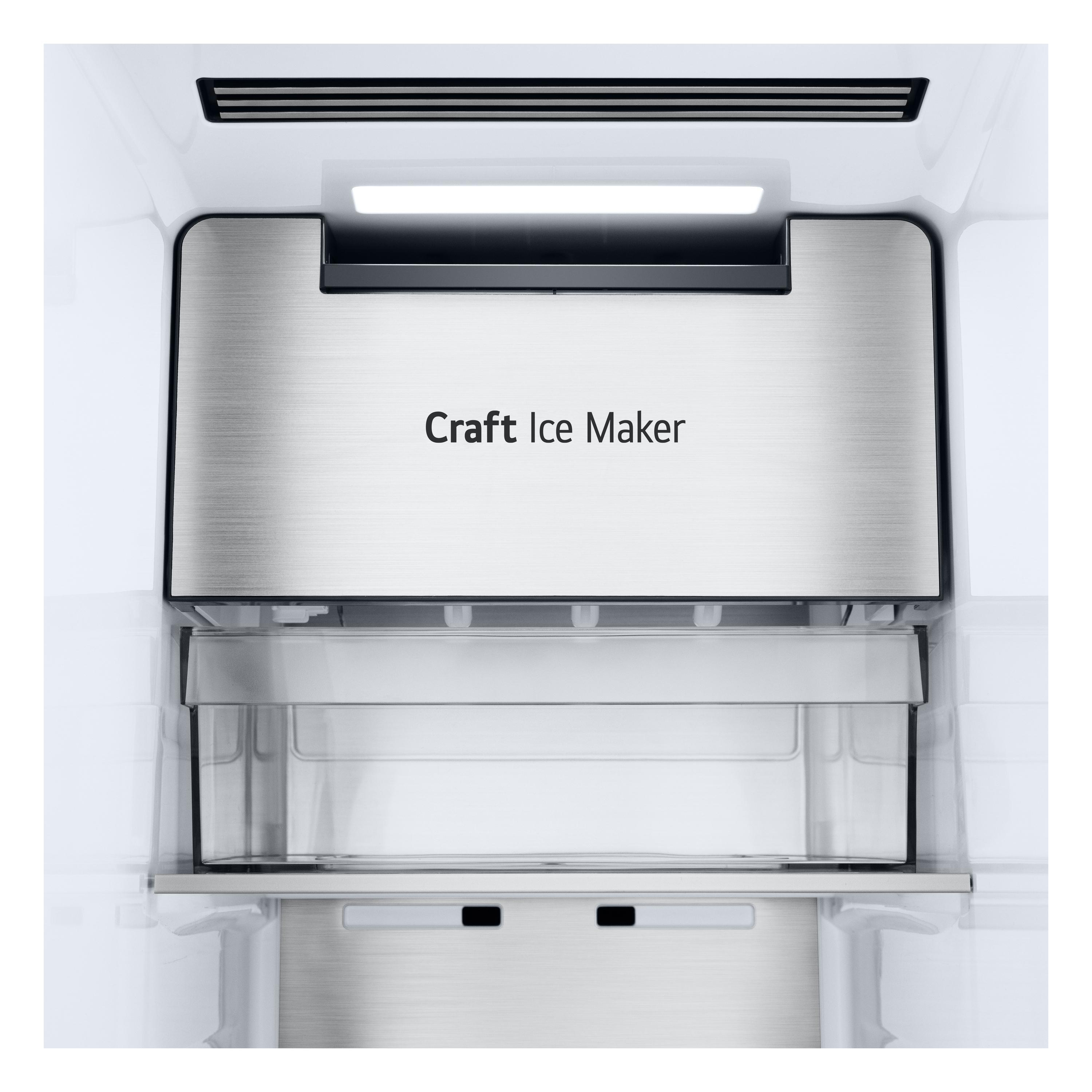 In einem Kühlschrank mit 'Craft Ice Maker' und Eisbehälter.