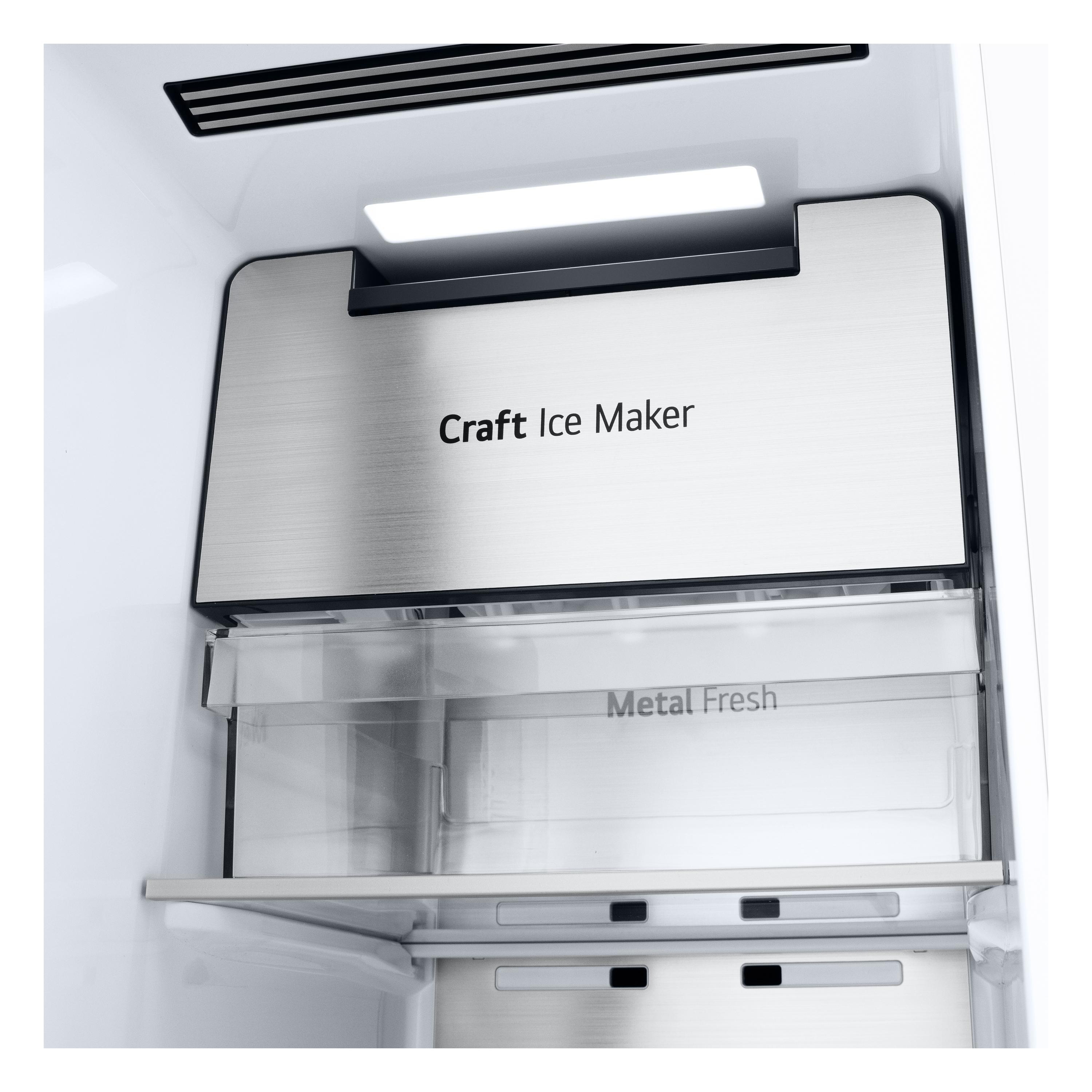 Kühlschrankinnenraum mit den Wörtern 'Craft Ice Maker' und 'Metal Fresh'. Silberne und transparente Elemente.