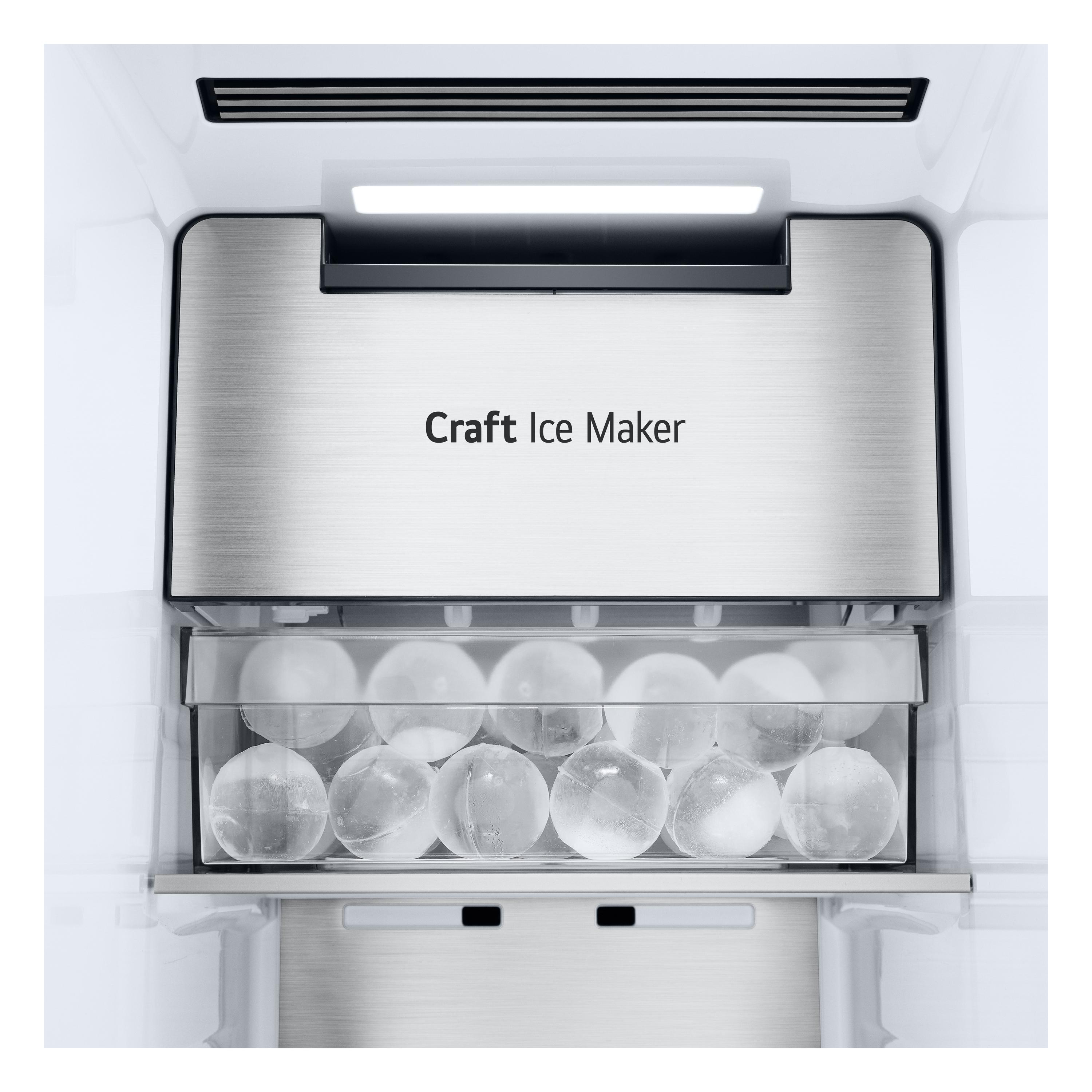 In einem Kühlschrank: ein 'Craft Ice Maker' über einem Fach mit klaren, kugelförmigen Eisbällen.