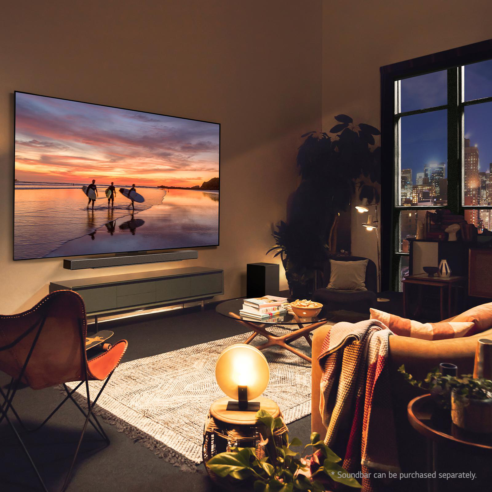 Wohnzimmer mit großem Fernseher, Soundbar und Möbeln. Nachtszene mit Stadtblick.