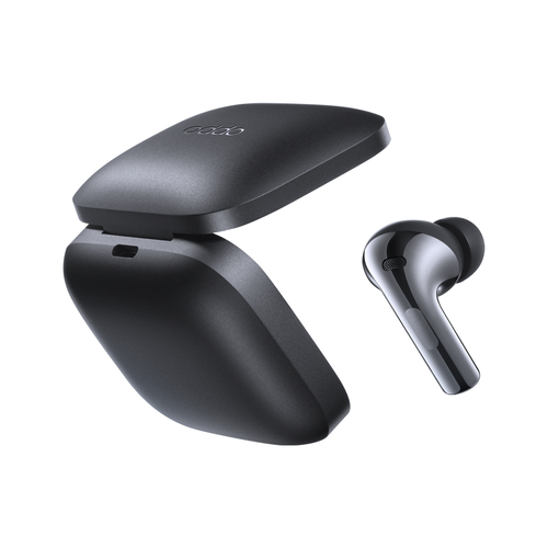 Auriculares inalámbricos negros y estuche de carga. El estuche está abierto. Aislados sobre fondo blanco.