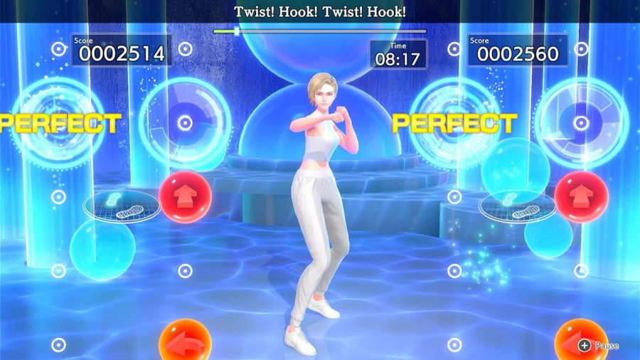 Kobieta w stroju sportowym wykonuje ruch taneczny w grze oświetlonej na niebiesko.