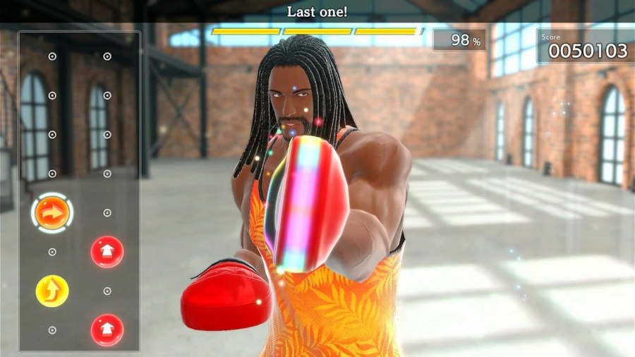 Mężczyzna w pomarańczowym podkoszulku boksuje w stronę widza, z interfejsem gry po lewej stronie.