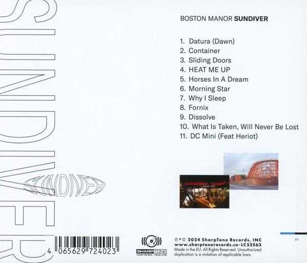 CD-Cover für 'Boston Manor Sundiver'. Weißer Text, Trackliste und Bilder von Gebäuden und einer Bar.