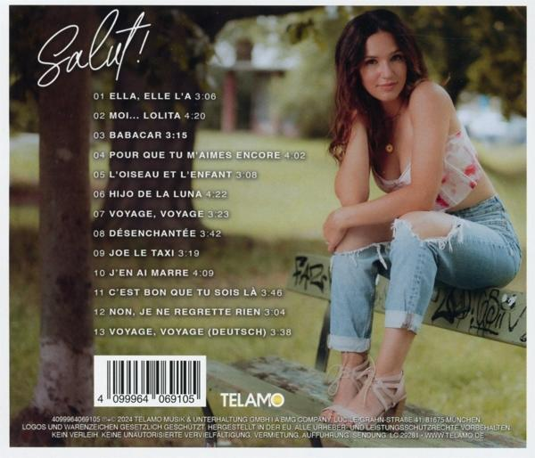 CD-Cover mit einer Frau in Jeans, einem floralen Top, die auf einer Bank sitzt, mit Text und Trackliste.