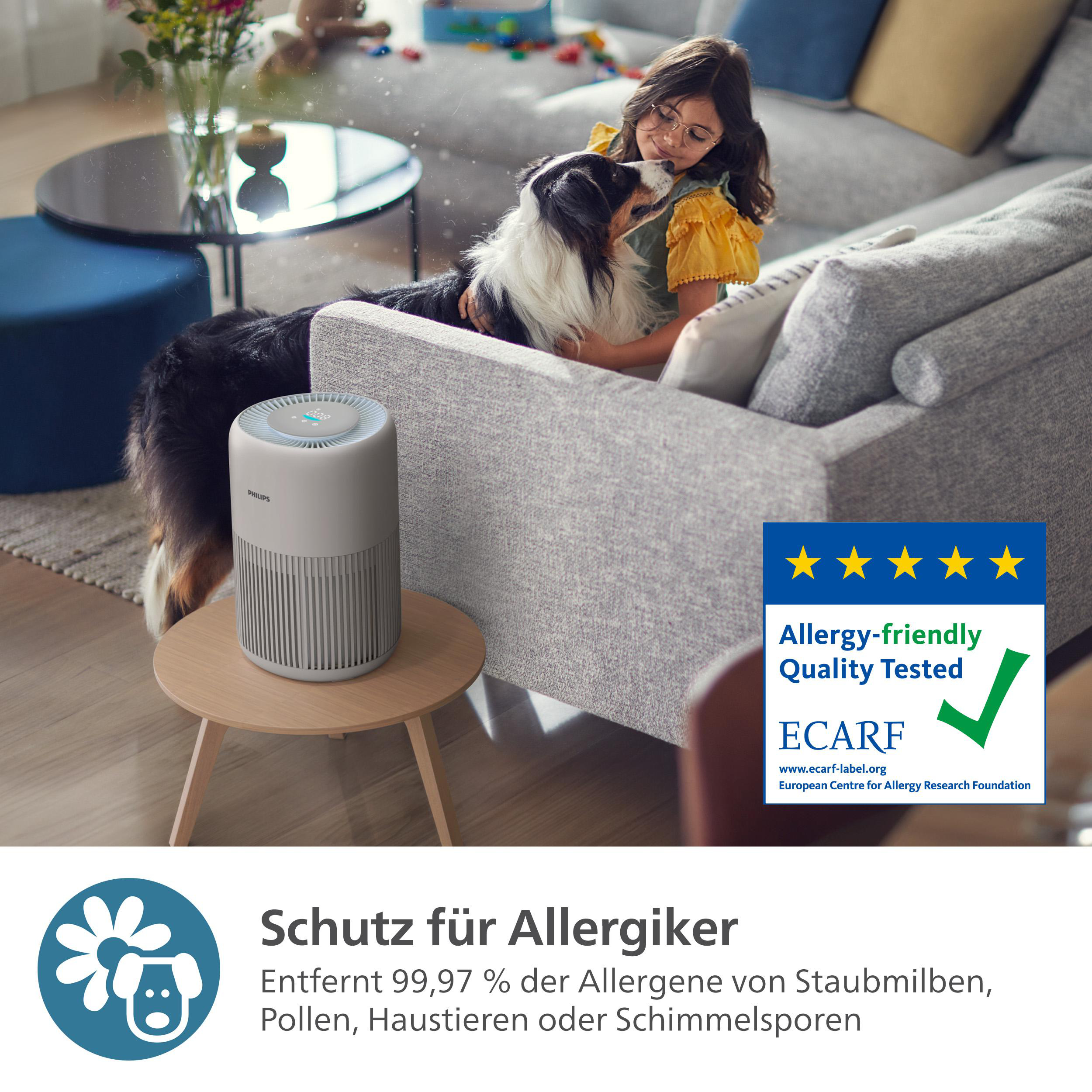 Frau und Hund auf Couch mit Luftreiniger. Text und Logos sind sichtbar.