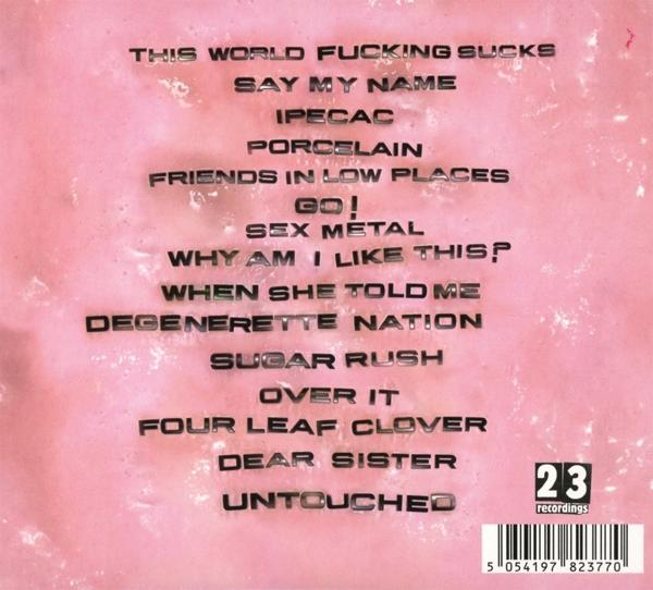 Die Rückseite der CD hat einen rosa Hintergrund und schwarzen Text. Die Titelliste wird auf dem Cover angezeigt.