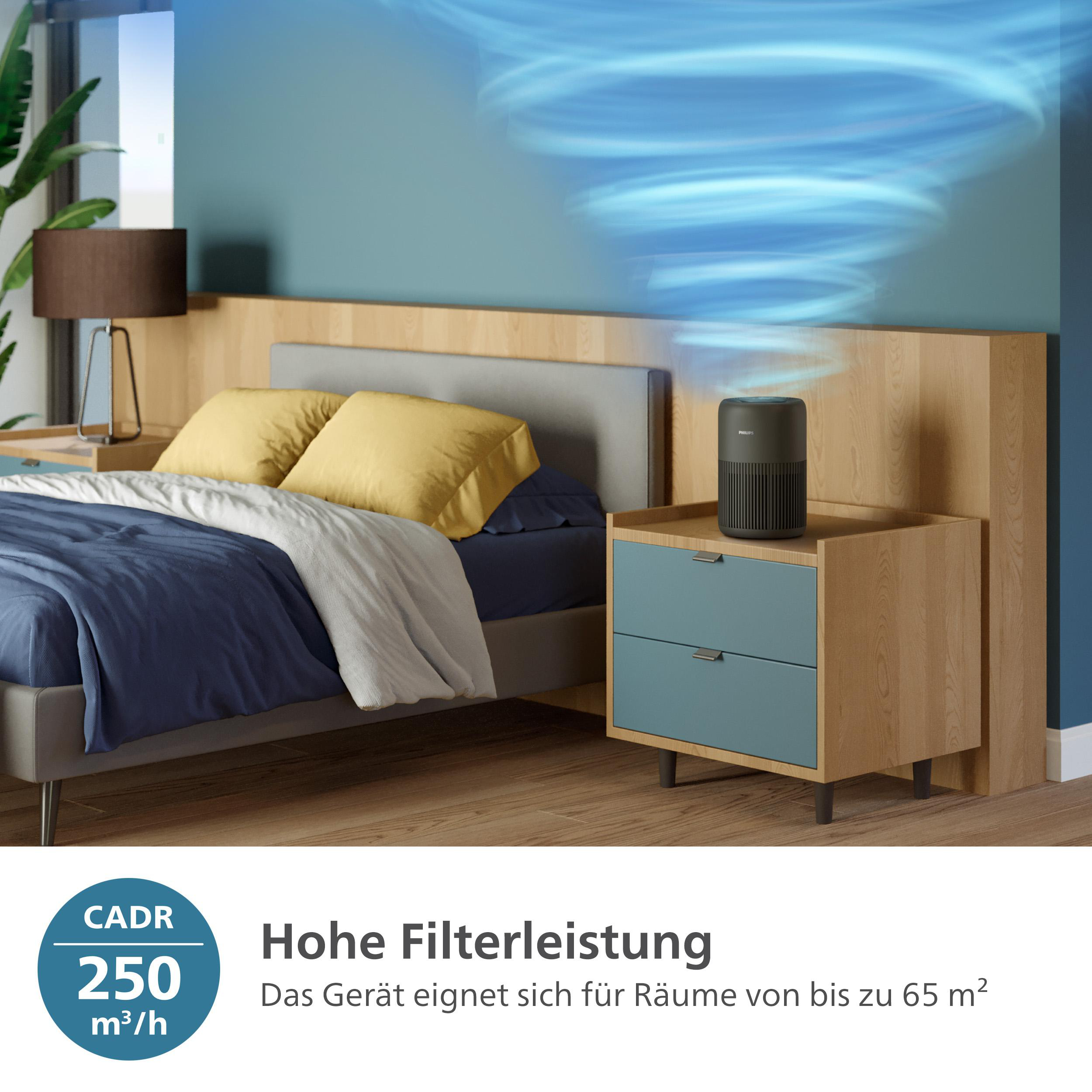 Luftreiniger auf einem Nachttisch, mit blauem Wirbel, Bett und Fenster. Blau- und Holztöne.