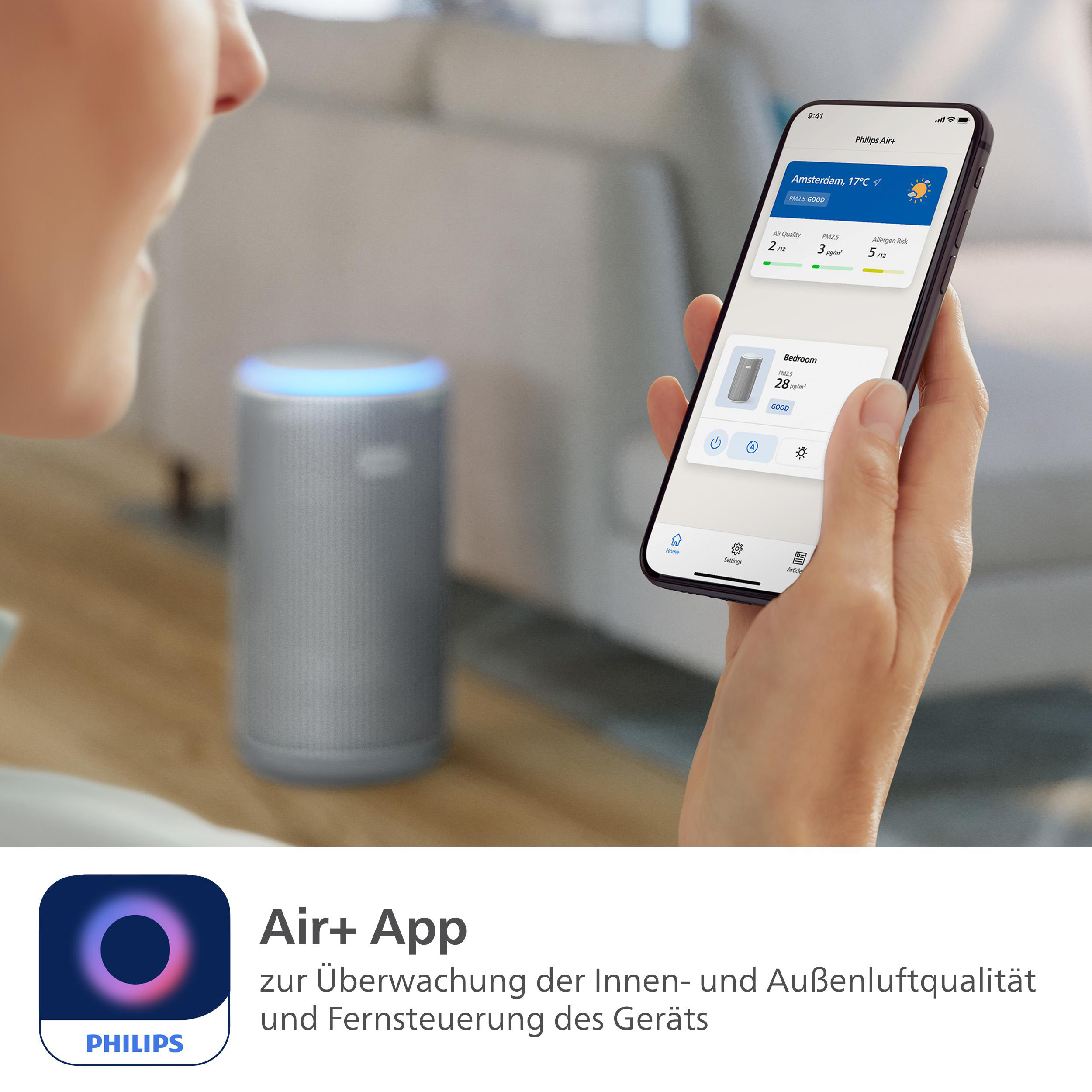 Frau hält Telefon mit Air+ App, neben einem intelligenten Lautsprecher.