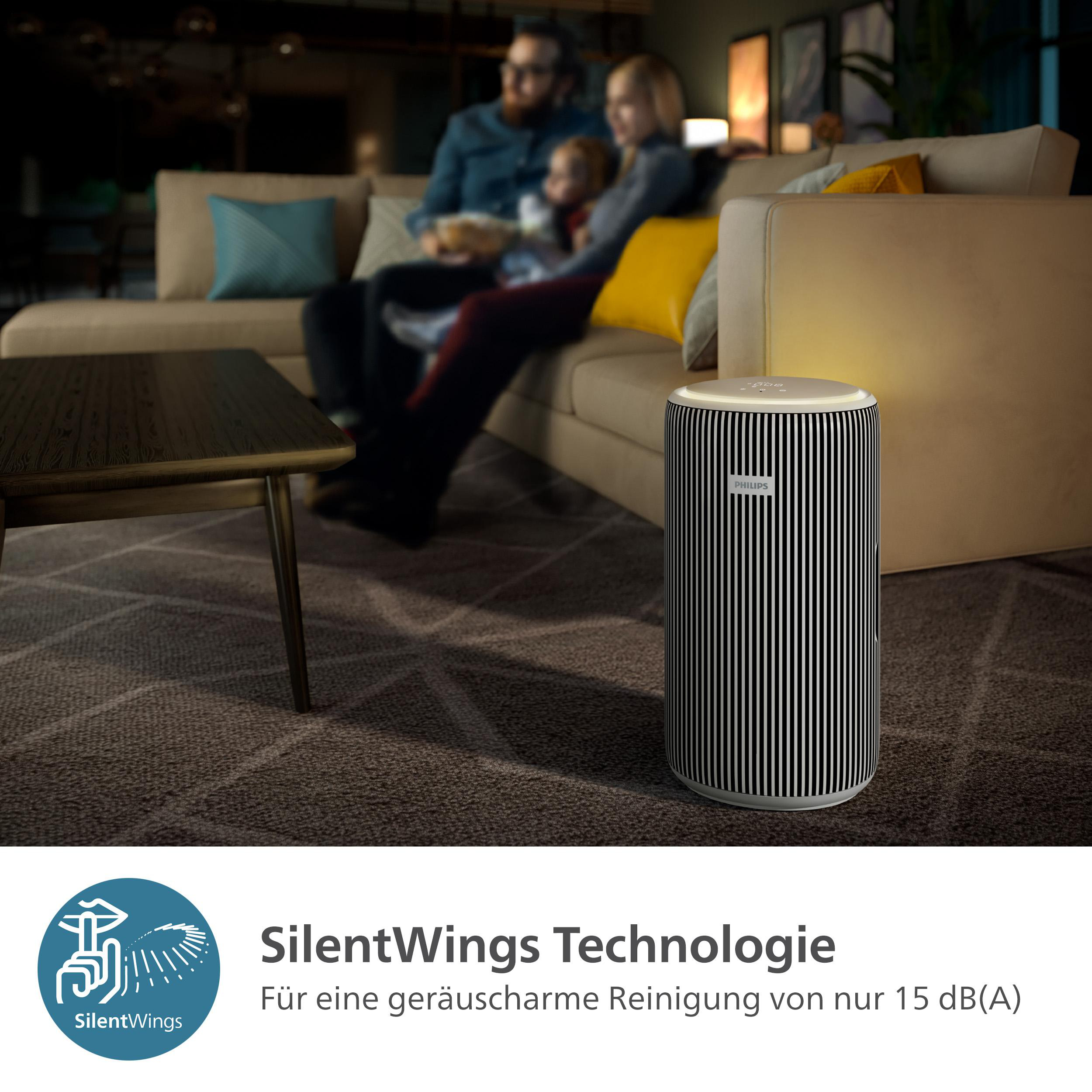 Luftreiniger in einem Raum mit Paar und Kind. Text: SilentWings-Technologie, für leise Reinigung.