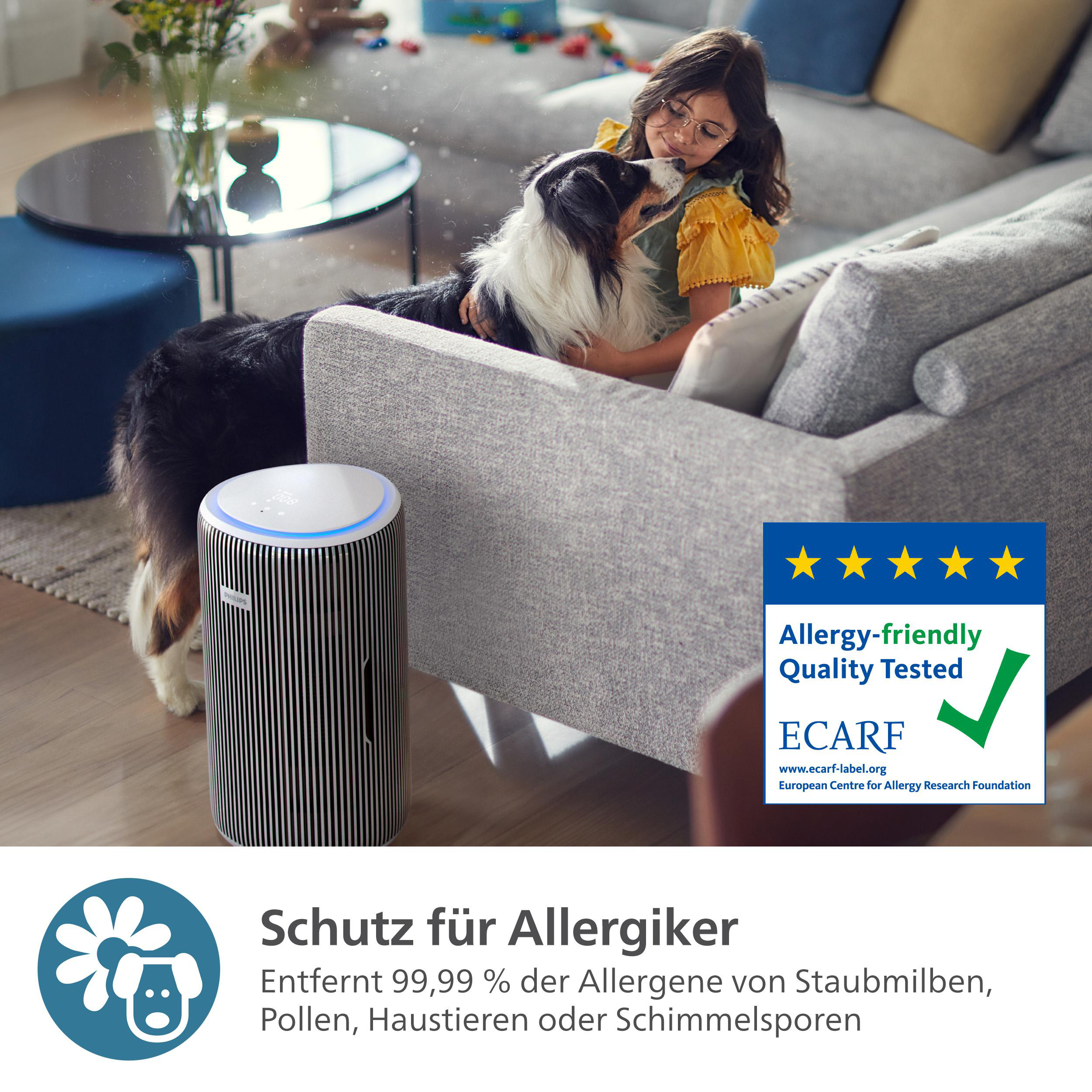Ein Mädchen und ein Hund auf einem Sofa, vor dem Sofa steht ein Luftreiniger. Ein ECARF-Abzeichen ist sichtbar.