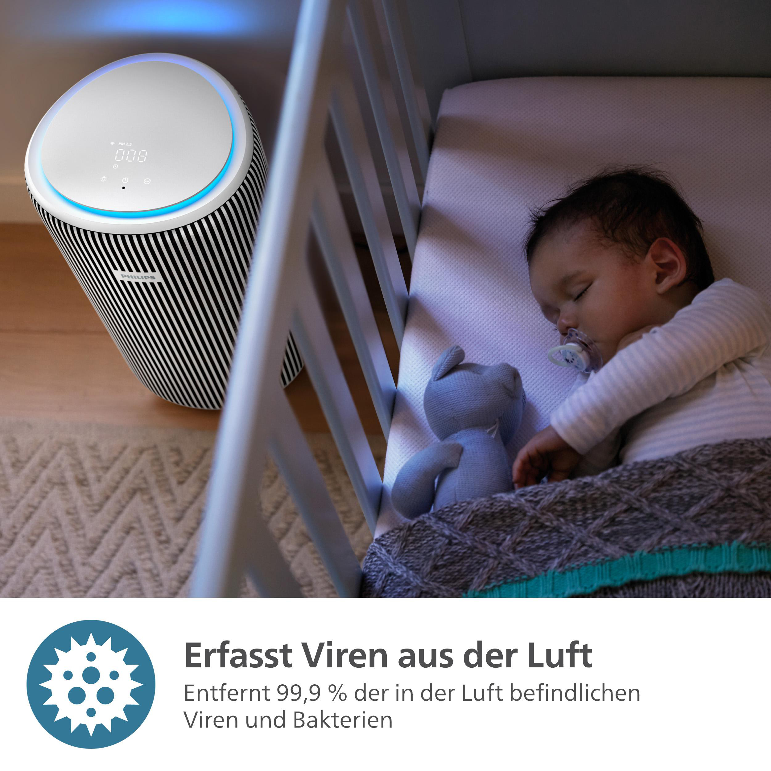 Ein Baby schläft in einem Kinderbett mit einem Luftreiniger.