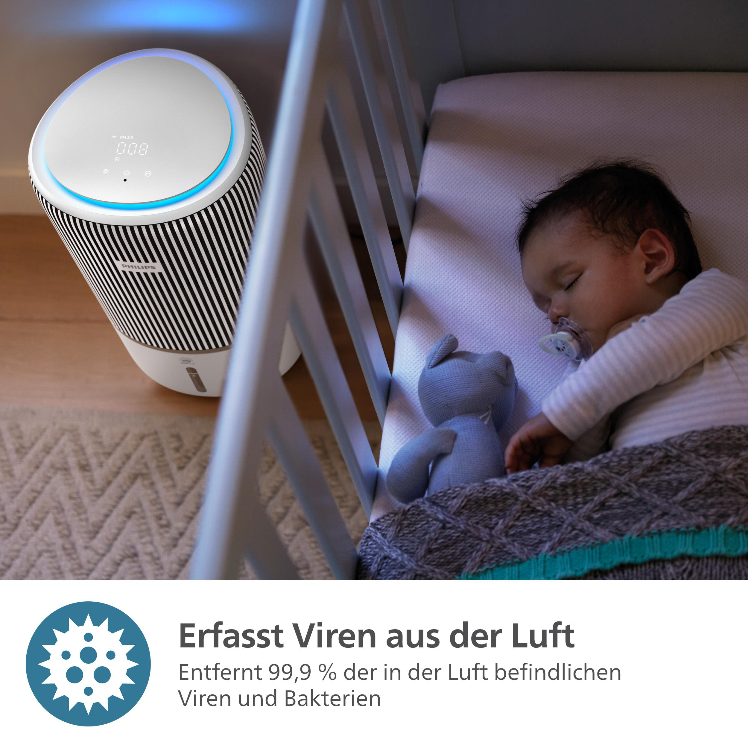 Ein Luftreiniger neben einem Baby in einem Kinderbett. Der Reiniger hat weiße und schwarze Streifen.