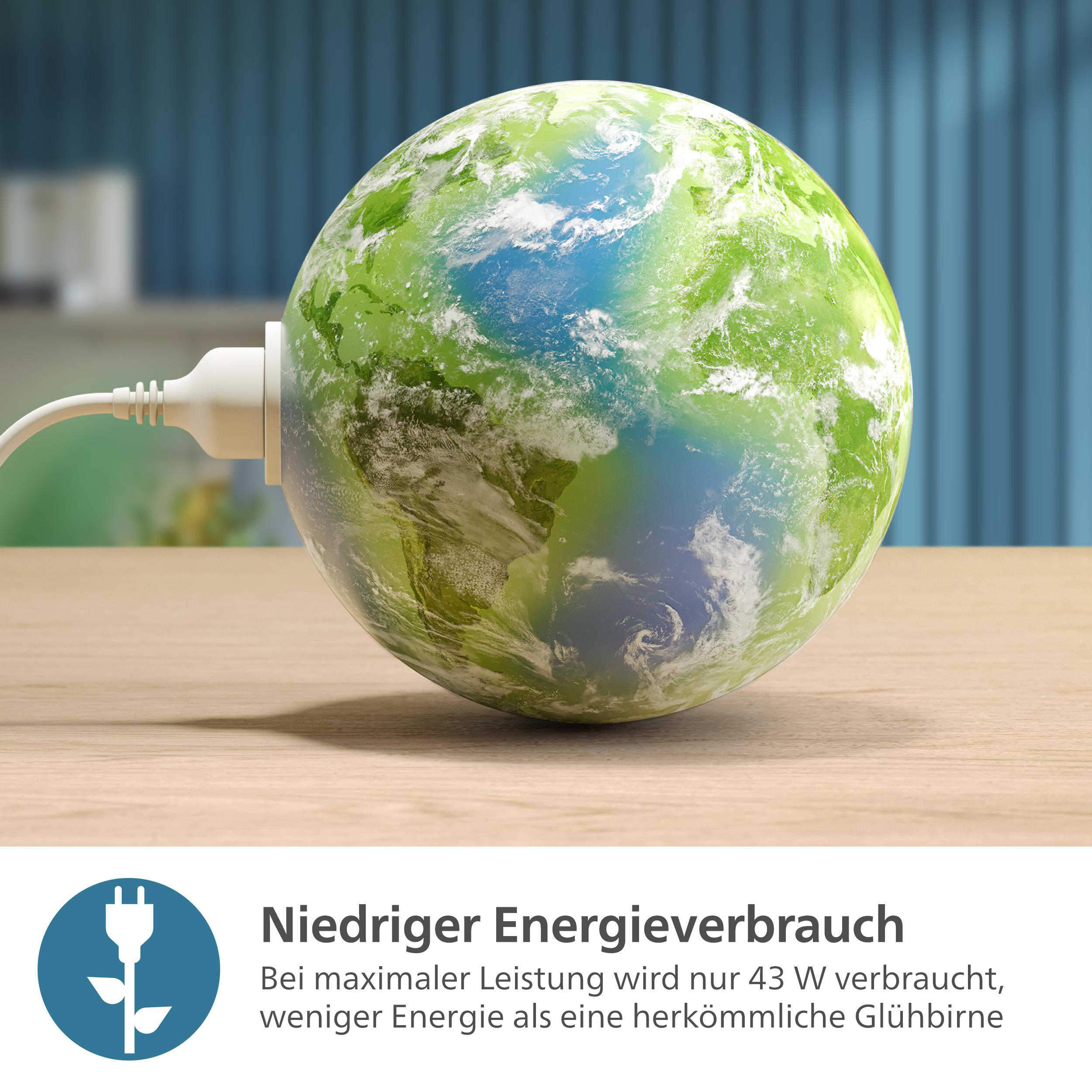 Eine Erdkugel mit einem Stecker steht auf einem Holztisch. Der Hintergrund hat eine blaue Wand.