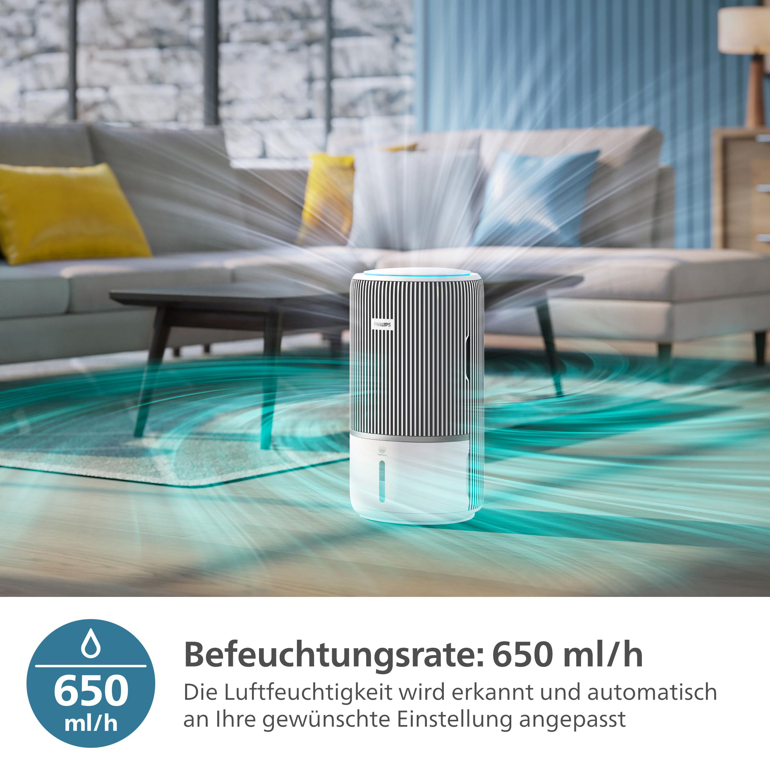 Ein weißer Philips Luftbefeuchter, der Wasserdampf in die Luft abgibt, vor einem modernen Wohnzimmer.