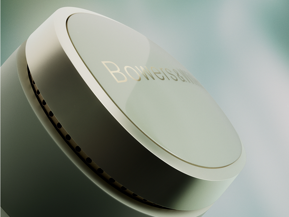 Zbliżenie głośnika ze złotymi detalami i logo Bowers & Wilkins.