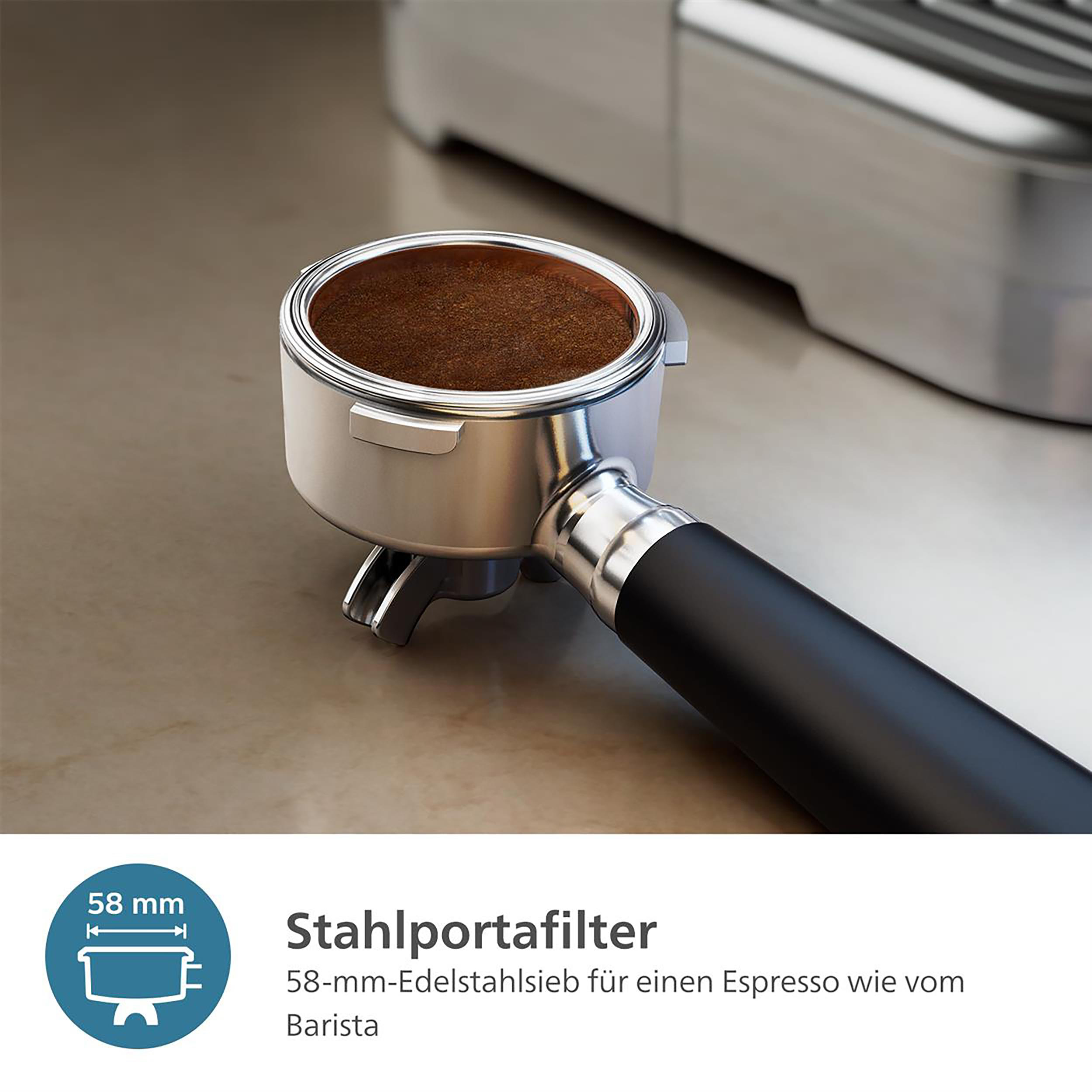 Ein Stahl-Siebträger mit gemahlenem Kaffee und Text, der es als Werkzeug im Barista-Stil beschreibt.