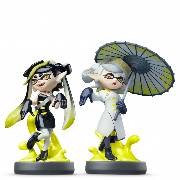 Dwie figurki Splatoon, jedna żeńska i jedna męska, z białym tłem.