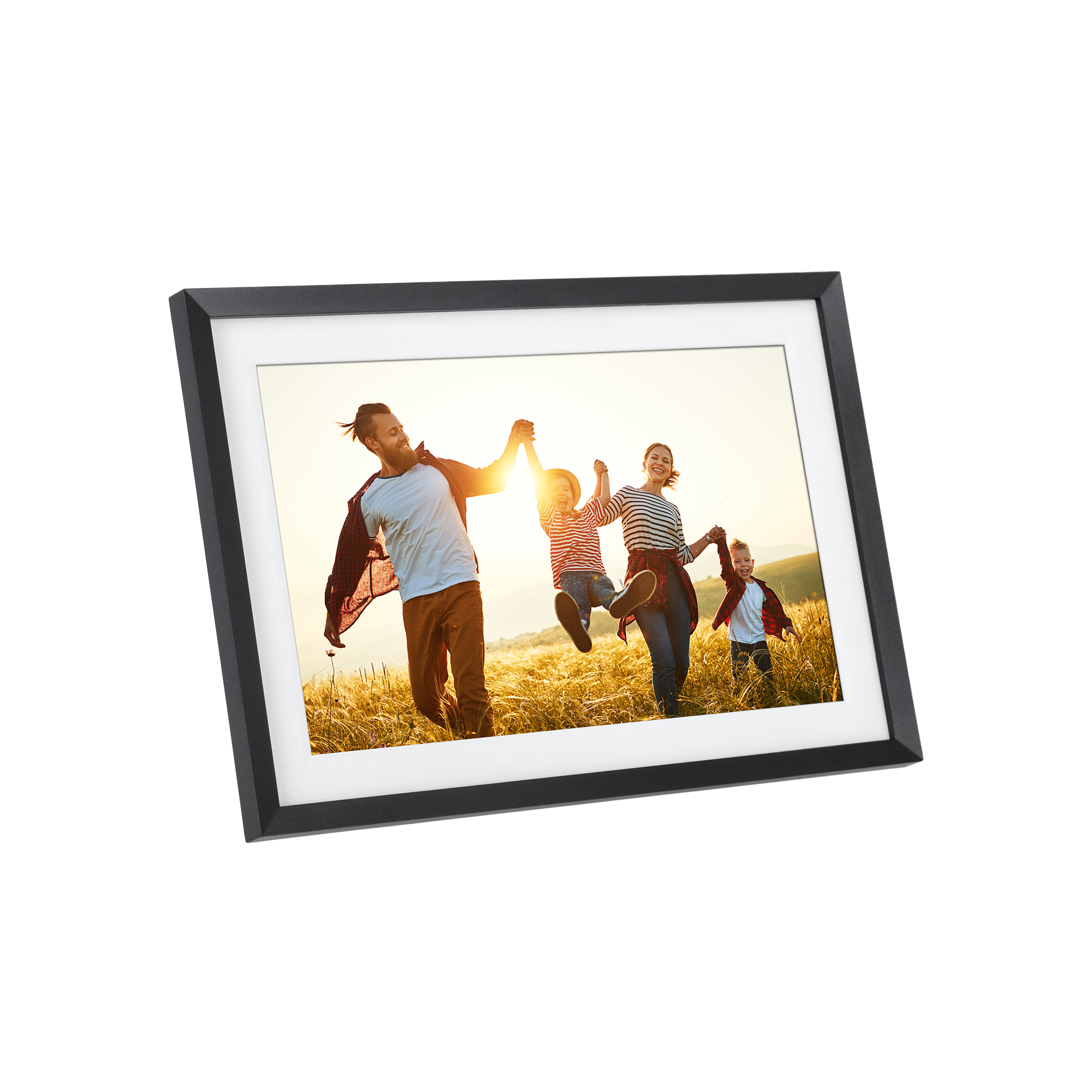 Eine Familie in einem Bilderrahmen, die sich auf einem Feld an den Händen hält.