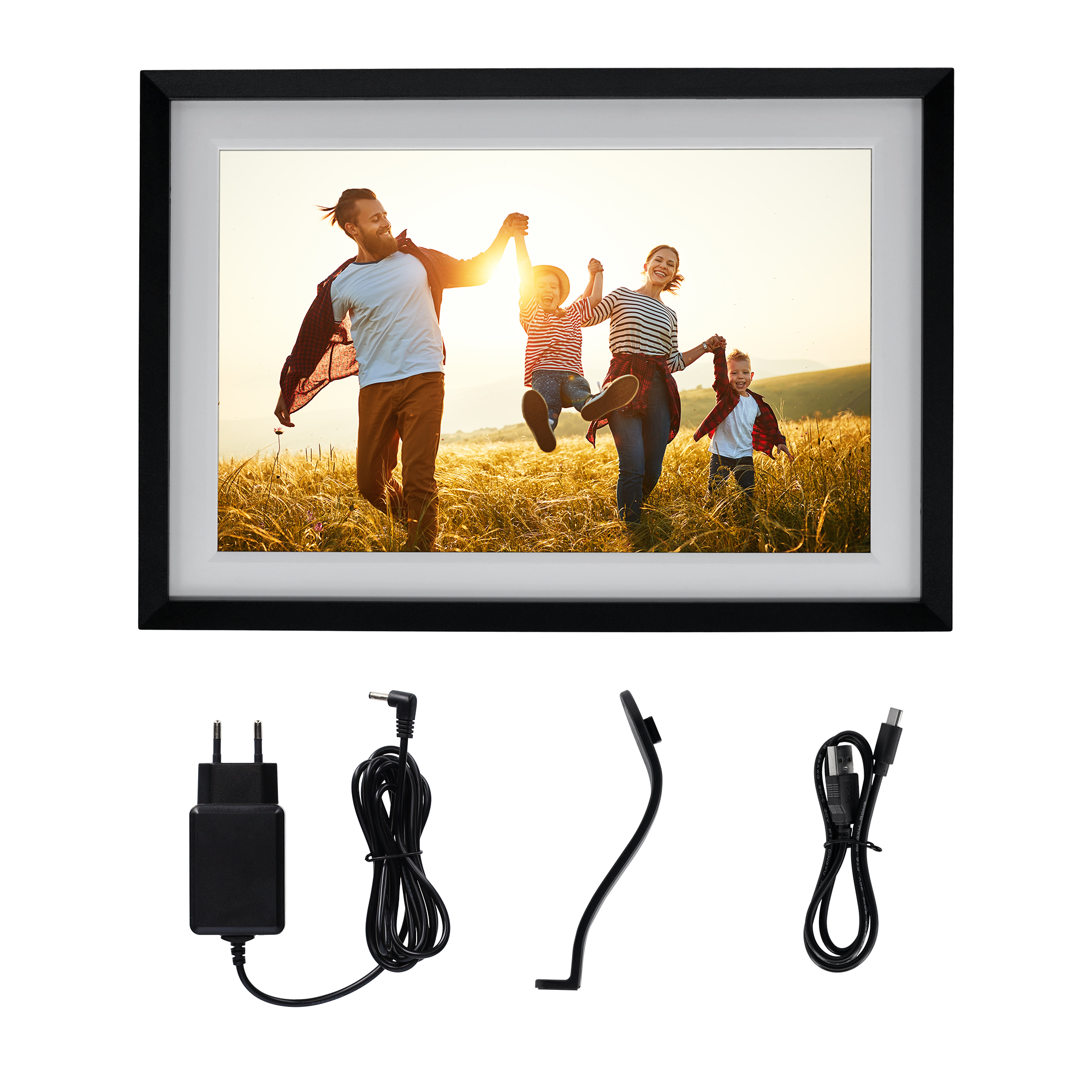 Familie, die auf einem Feld rennt, Bilderrahmen, Netzteil, Ständer und USB-Kabel auf Weiß.