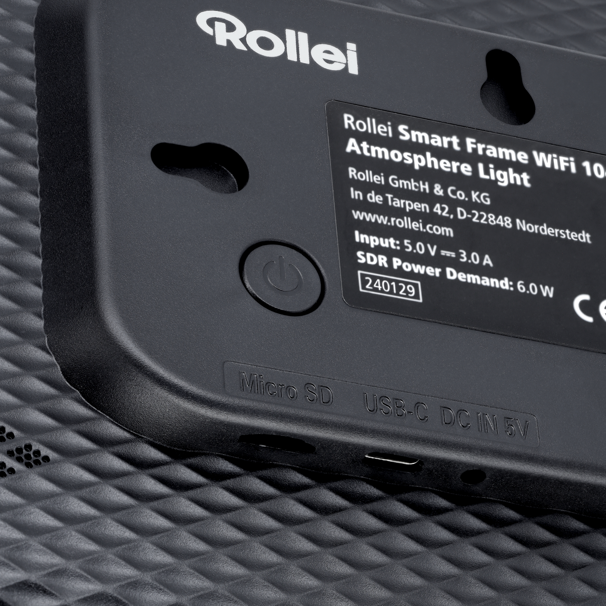 Nahaufnahme eines schwarzen Rollei Smart Frame. Zeigt den Power-Button, Micro SD und USB-C-Anschlüsse.