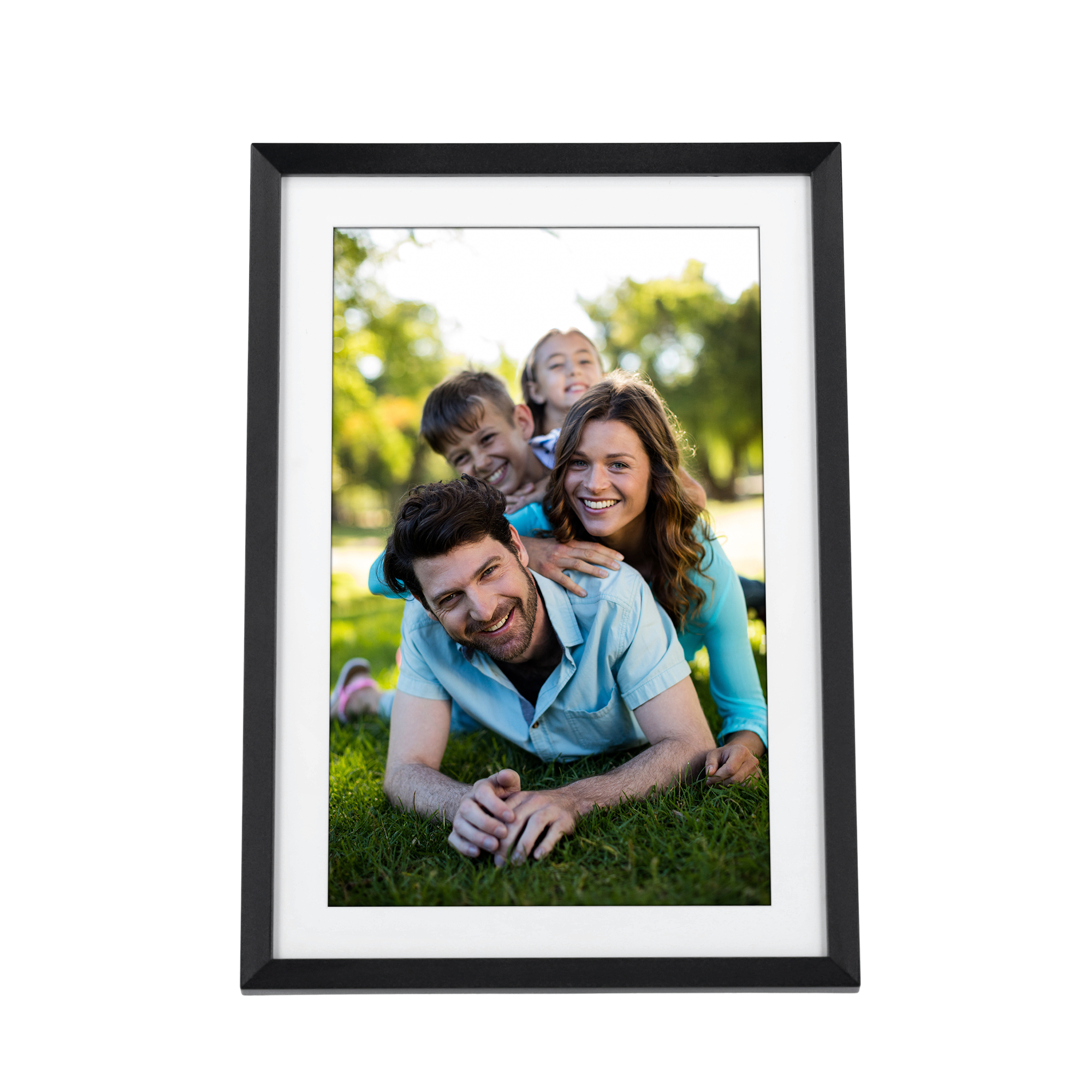 Ein gerahmtes Foto einer Familie, die lächelt und auf Gras in einem Park liegt.