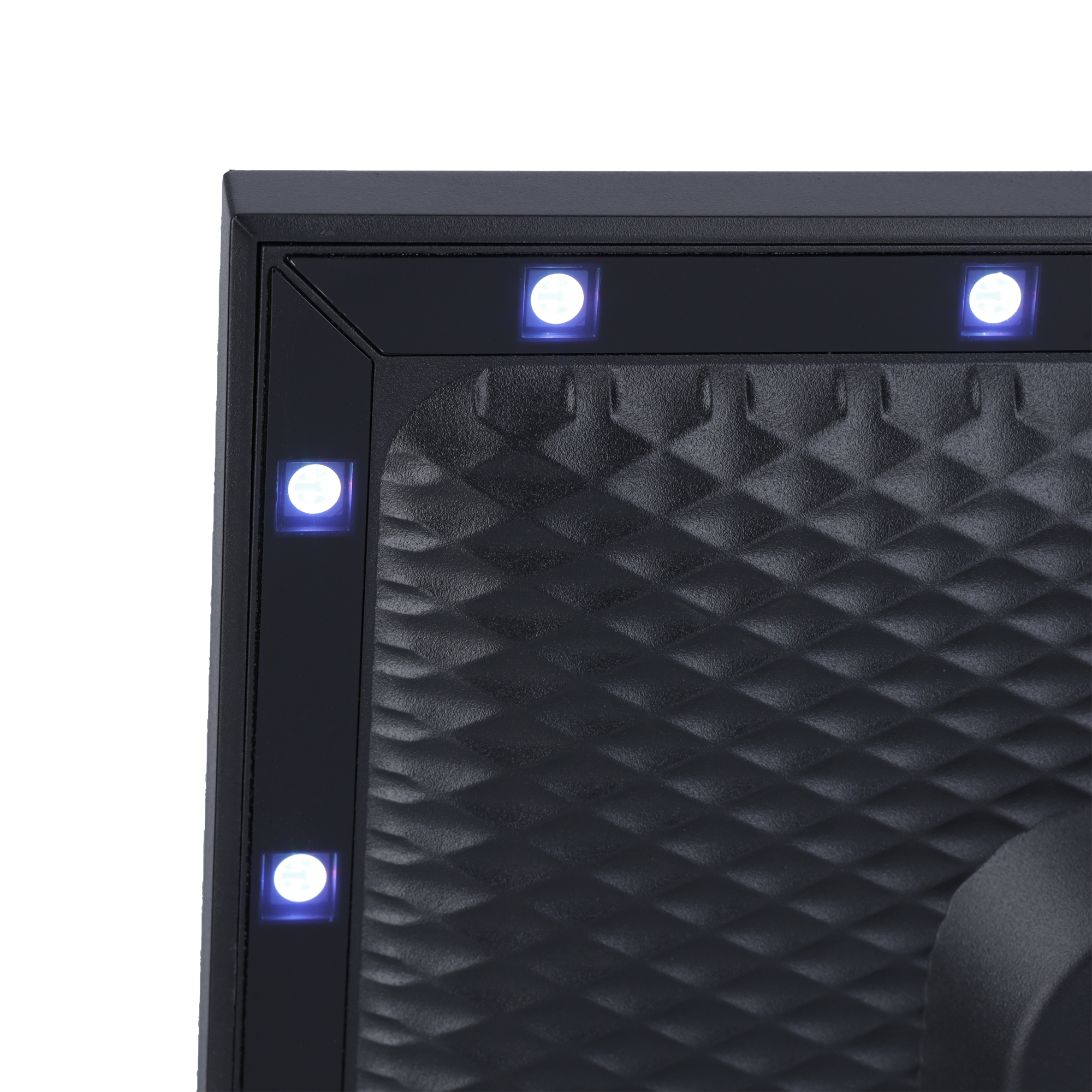 Schwarze Texturwand, 5 blaue Lichter in einem Rahmen. Eckansicht.