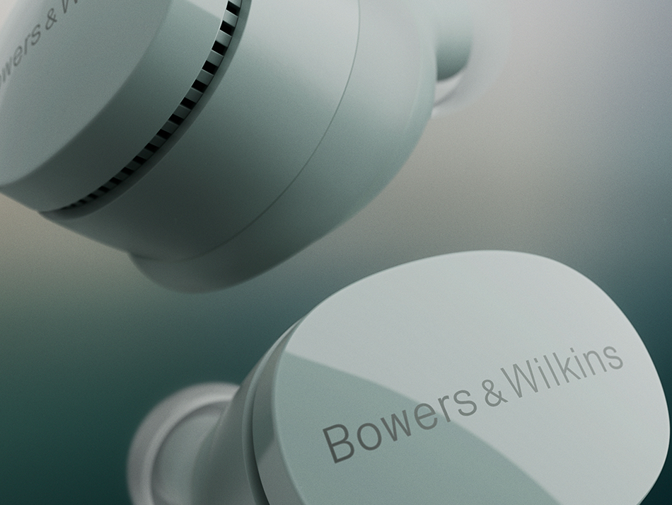 Zbliżenie dwóch jasno niebieskich słuchawek Bowers & Wilkins, widoczna nazwa marki.