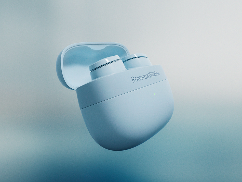 Dwa niebieskie słuchawki Bowers & Wilkins w otwartym, jasnoniebieskim etui, na tle.