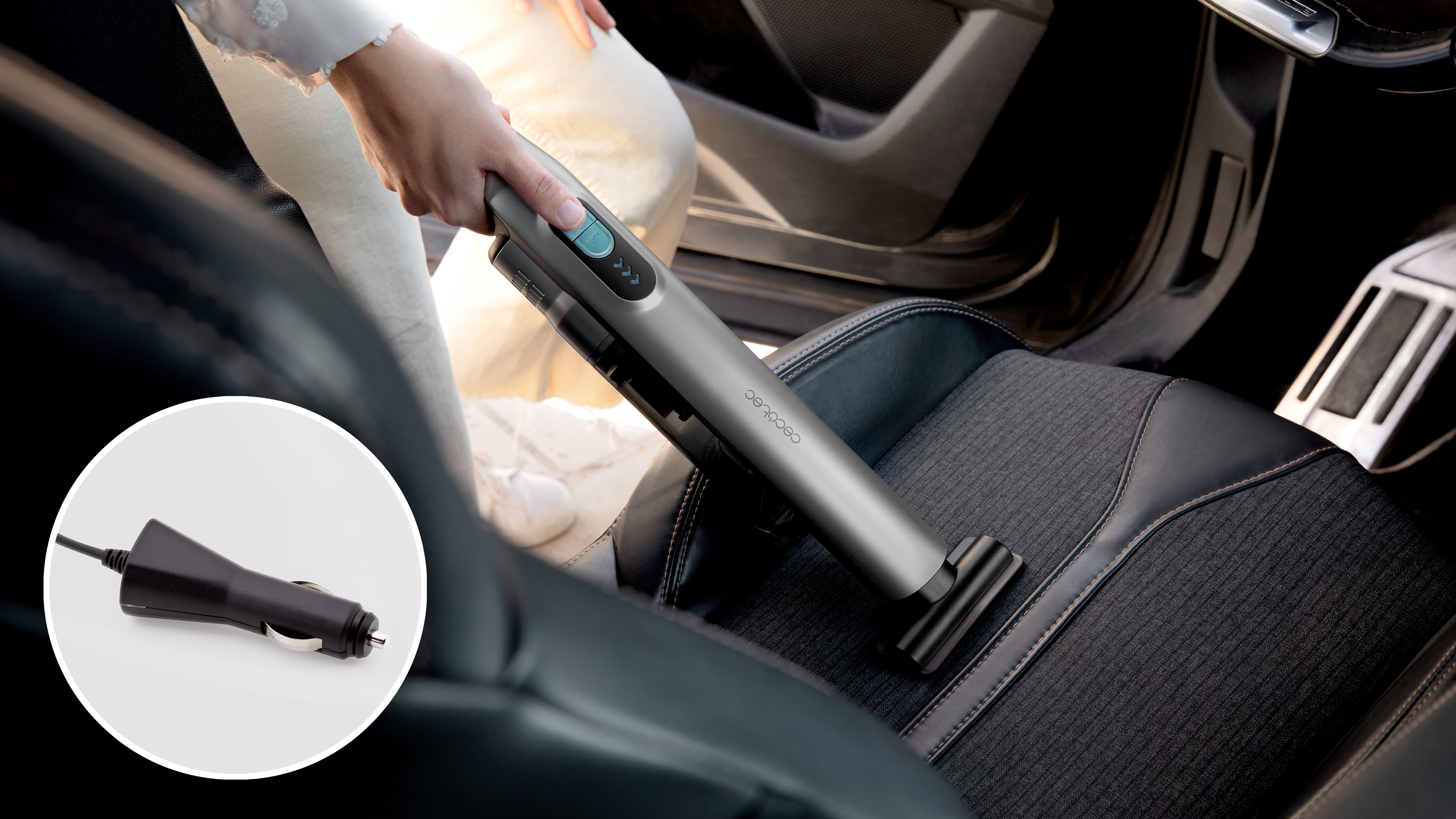Una persona aspirando un asiento de coche con una aspiradora de mano, con un cargador en círculo.