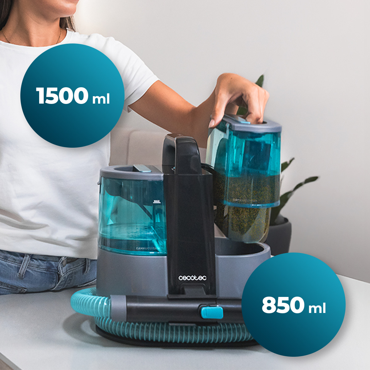 Mujer vertiendo agua en un recipiente de aspiradora. Hay dos círculos azules con valores de capacidad.