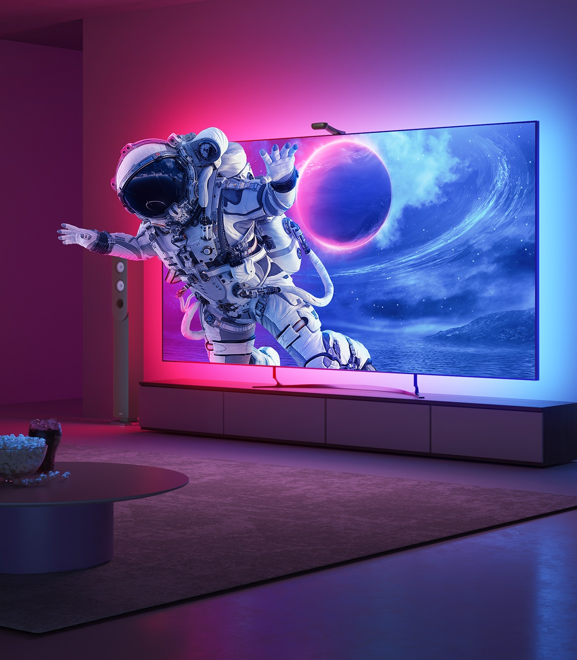 Büyük bir TV ekranının önünde uzayda yüzen bir astronot.