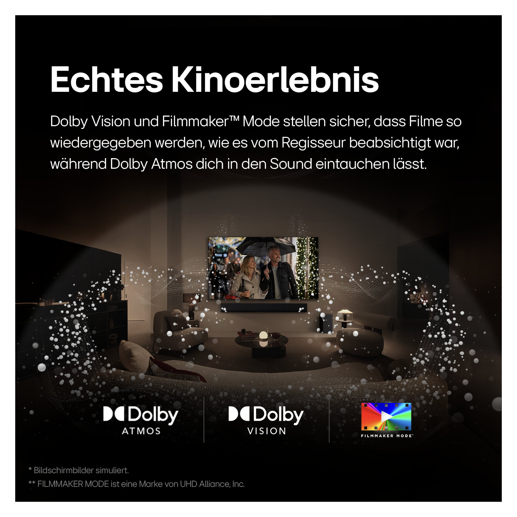 Wohnzimmerszene mit Fernseher, Lautsprechern und Logos für Dolby Atmos, Vision und Filmmaker Mode.