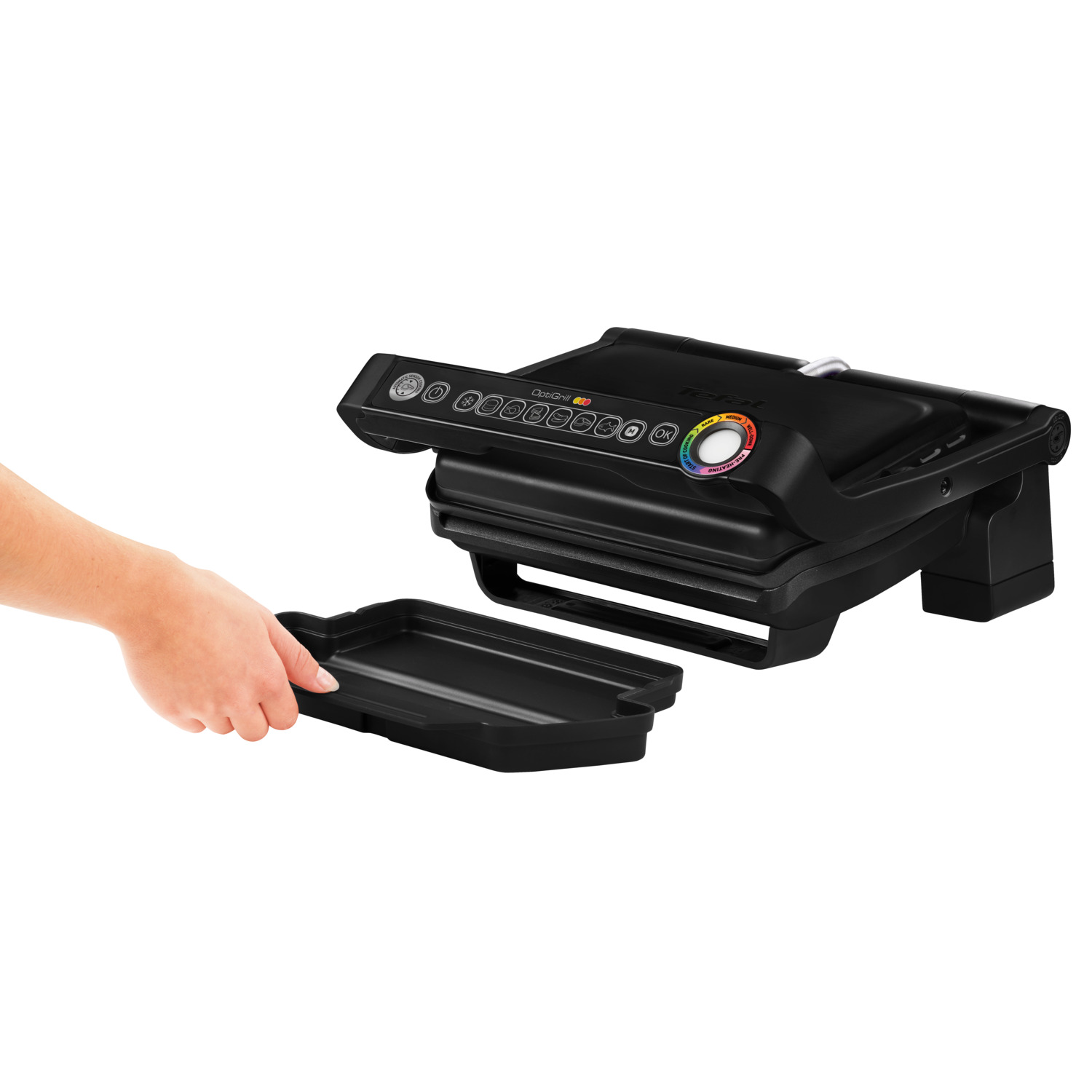 Un Tefal OptiGrill noir avec un bac amovible et une main qui l'atteint.