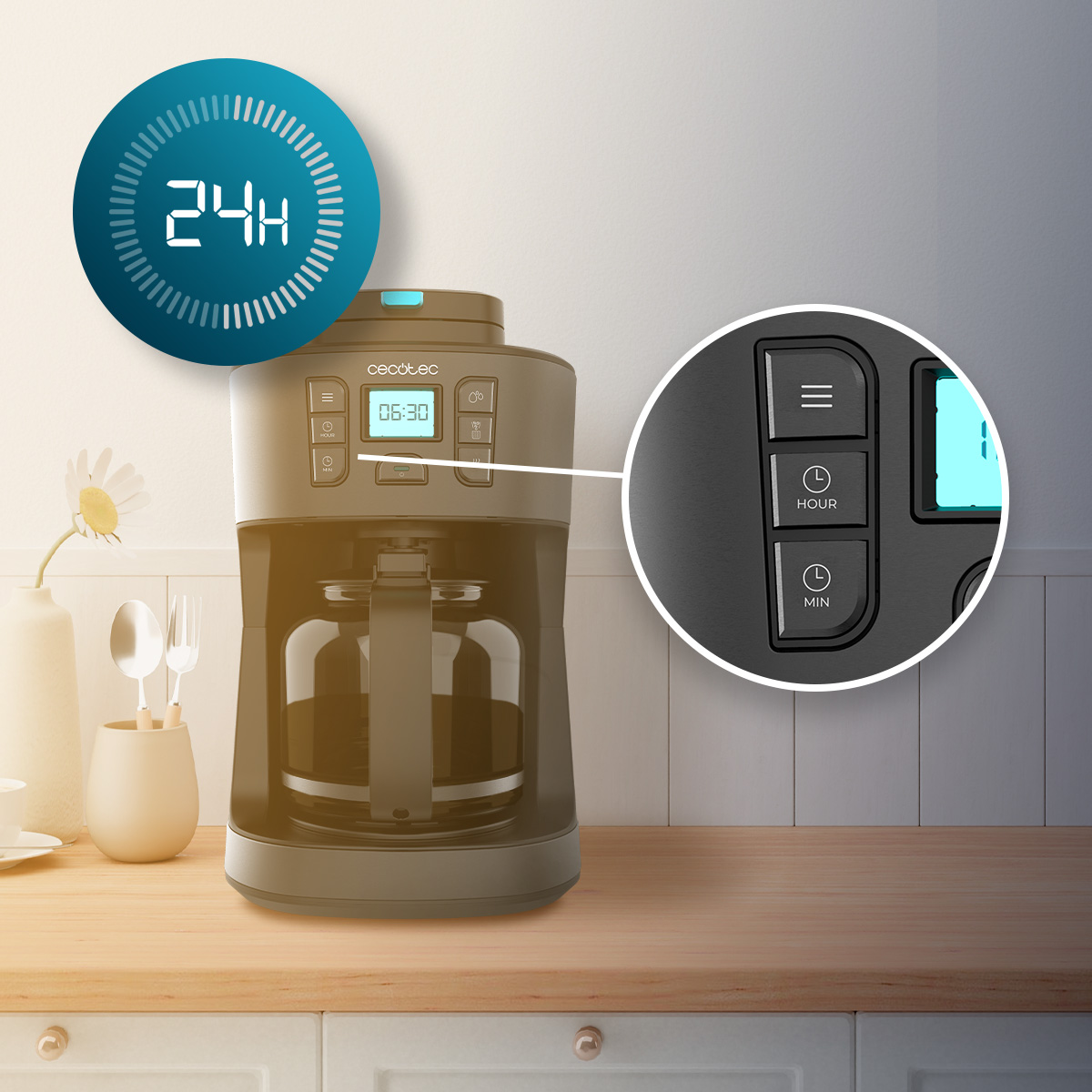 Cafetera gris oscuro con reloj digital y botones de control sobre una superficie de madera.