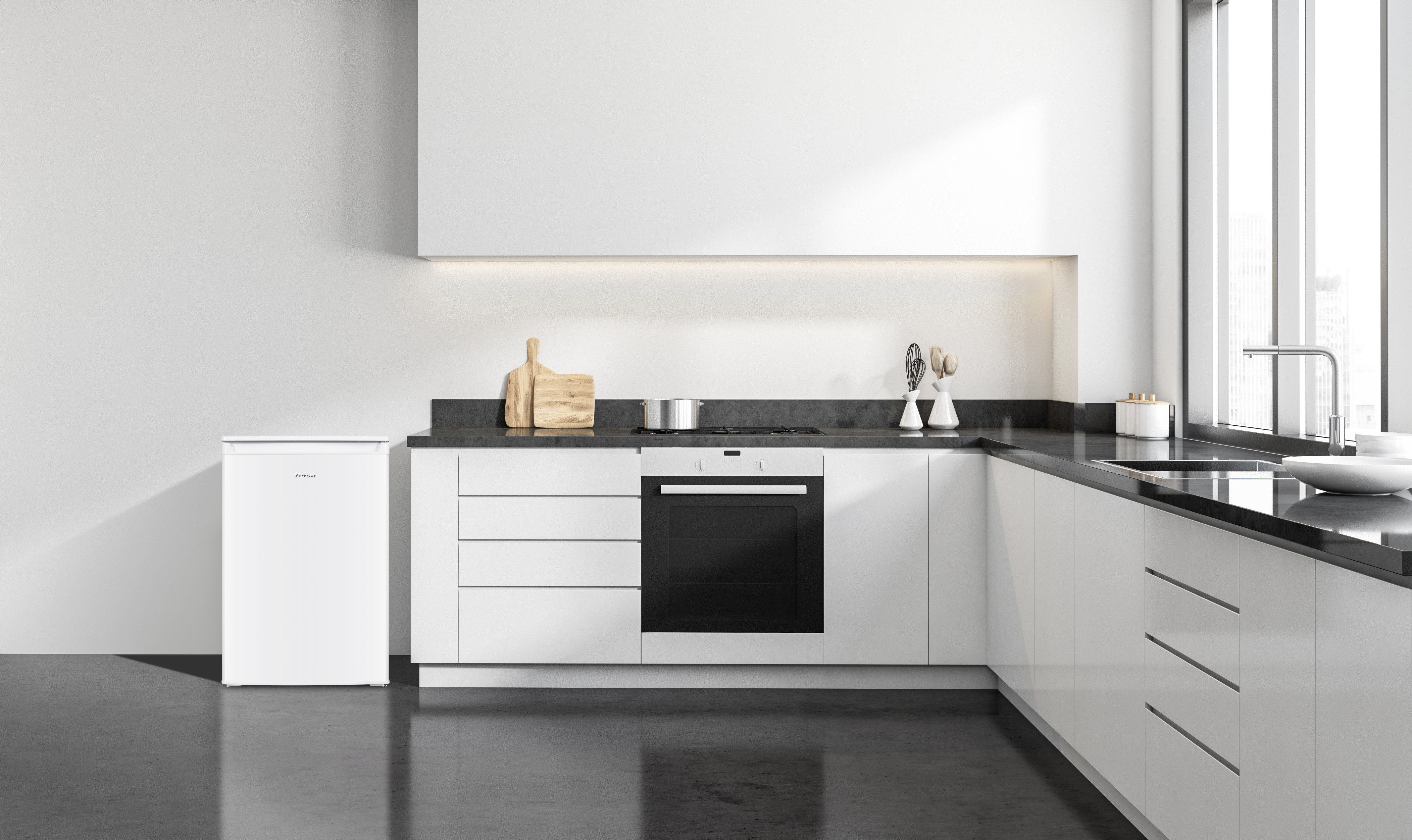 Moderne weiße Küche mit Geräten und Schränken. Enthält Kühlschrank, Backofen und Spüle.