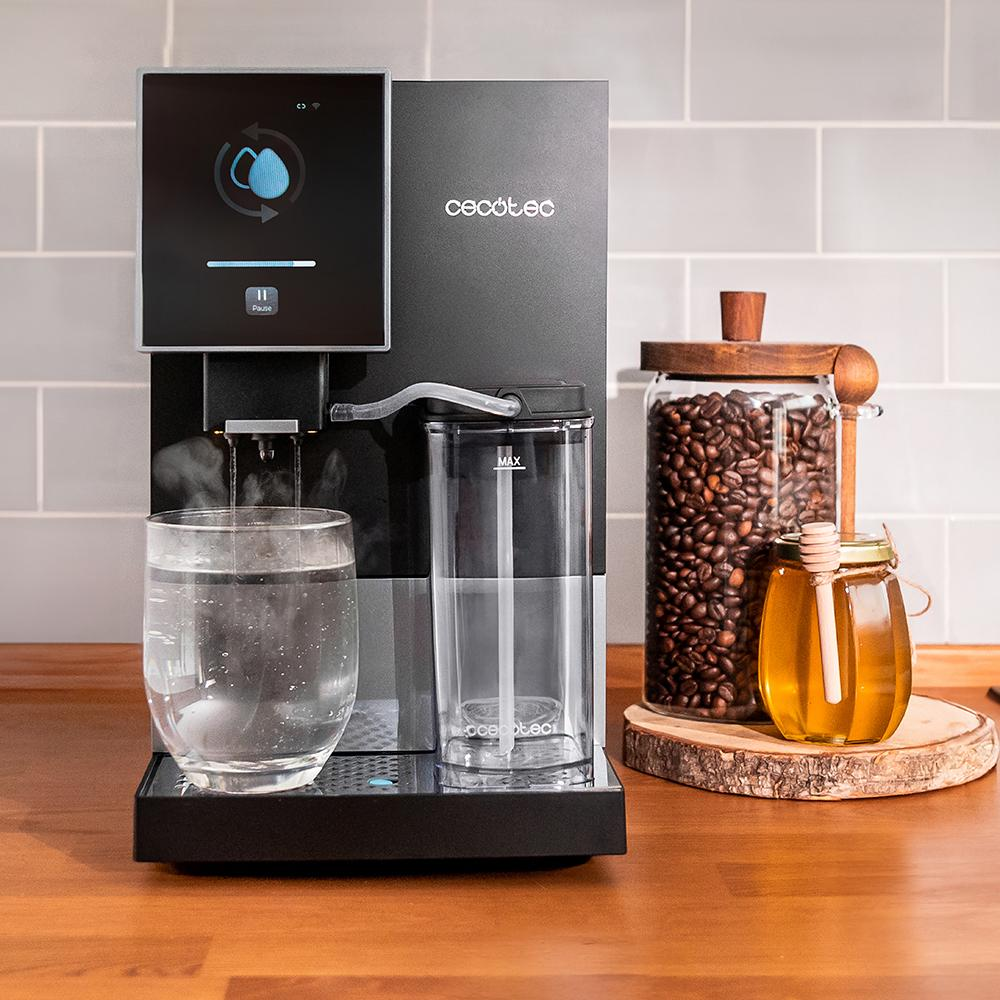 Una cafetera con un vaso de agua, un tarro de cristal con granos de café y miel.