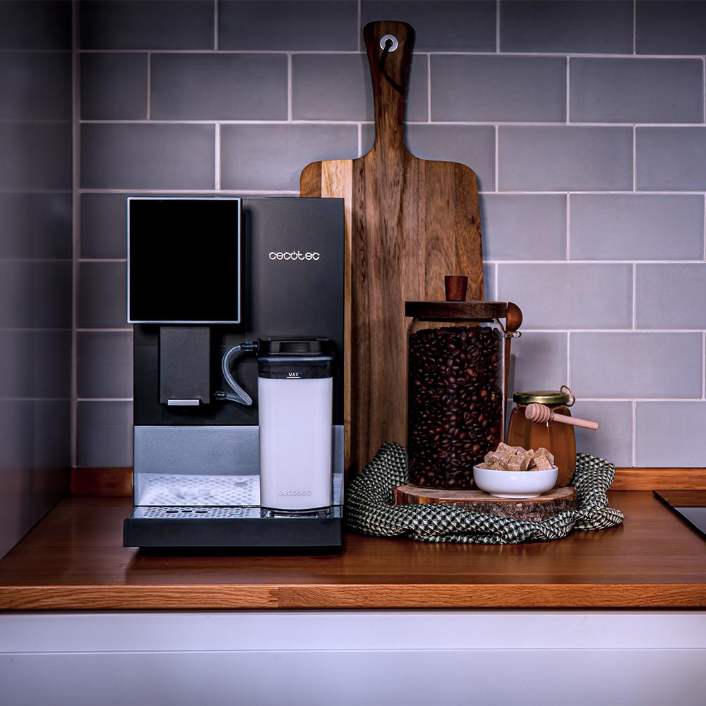 Escena de cocina con cafetera, granos de café, miel y una tabla de cortar.