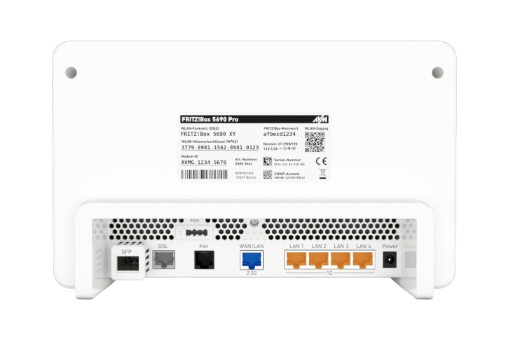 Rückseite eines weißen Routers mit Anschlüssen und Etiketten auf schwarzem Hintergrund.